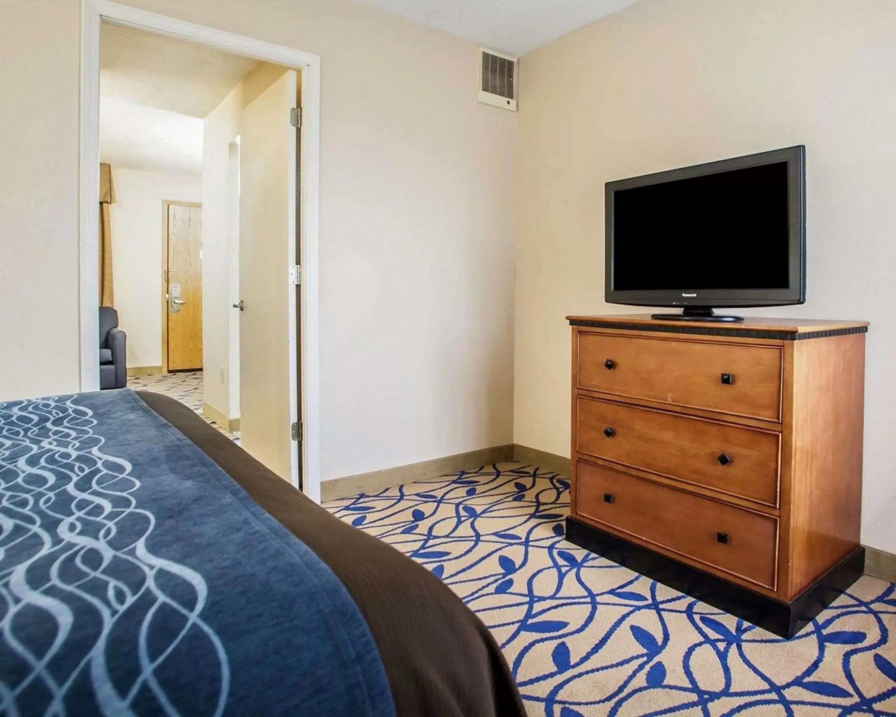 Bedroom, TV/Entertainment Center in Comfort Inn Bourbonnais near I-57