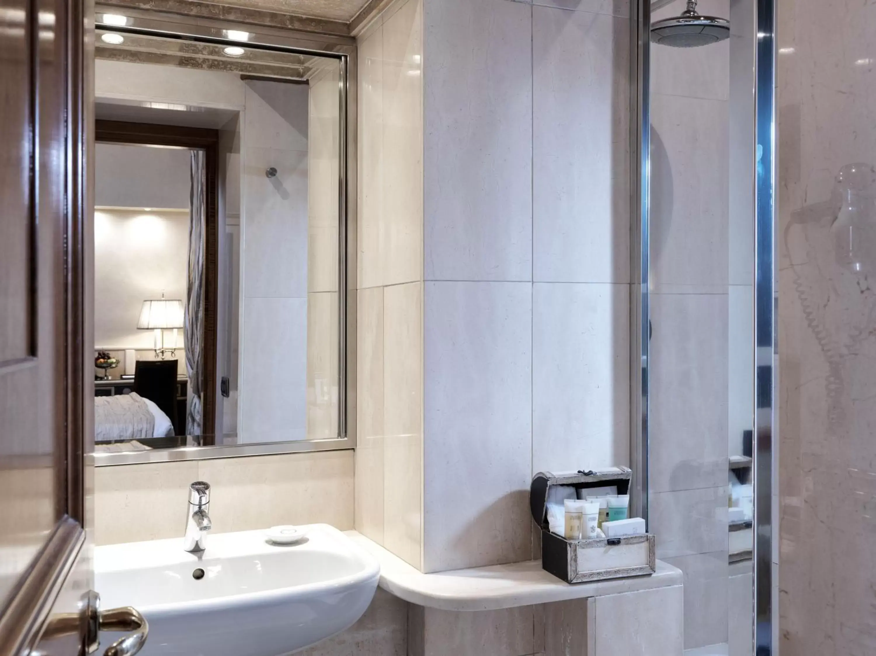 Shower, Bathroom in Hotel Barocco