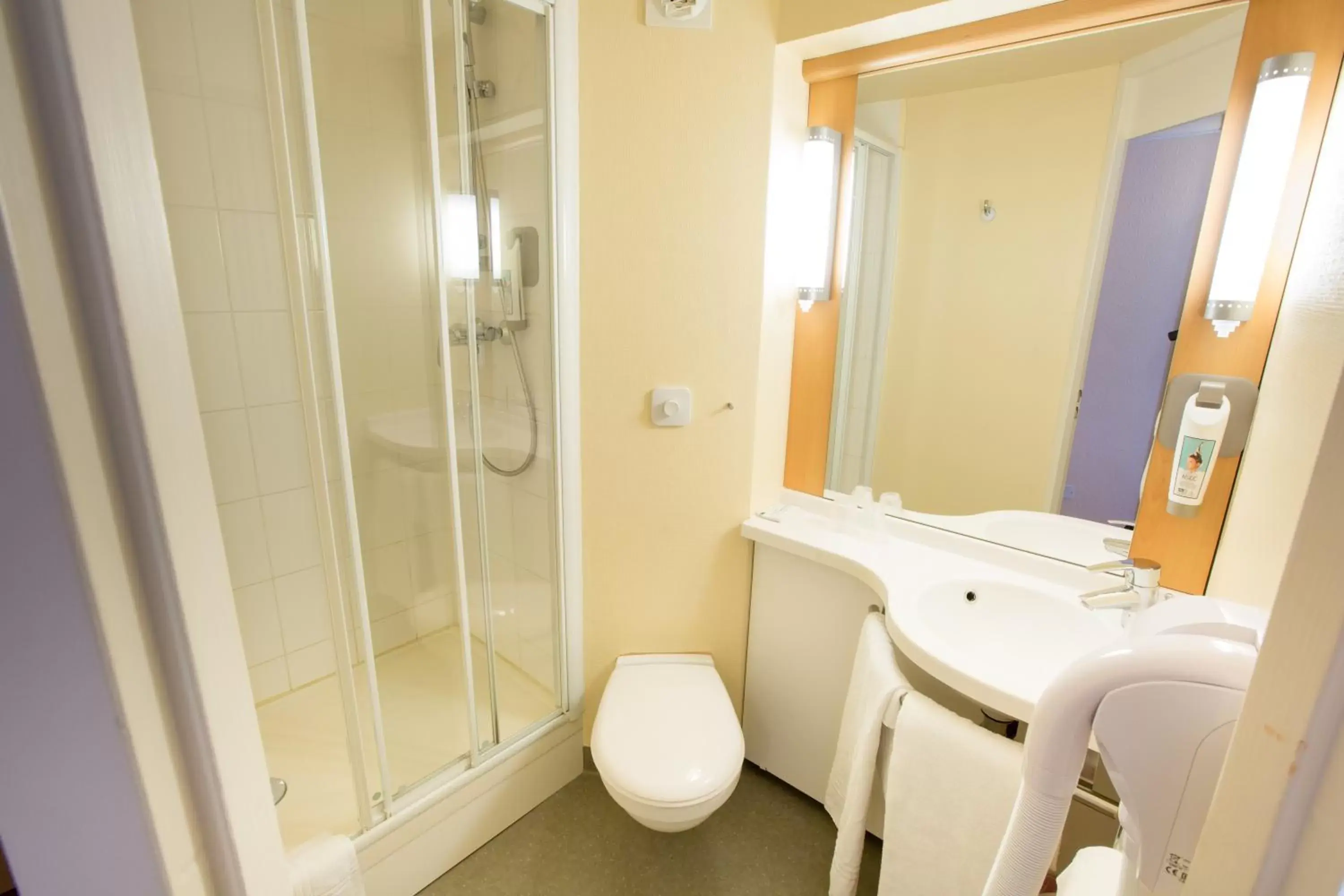 Shower, Bathroom in ibis Cherbourg La Glacerie