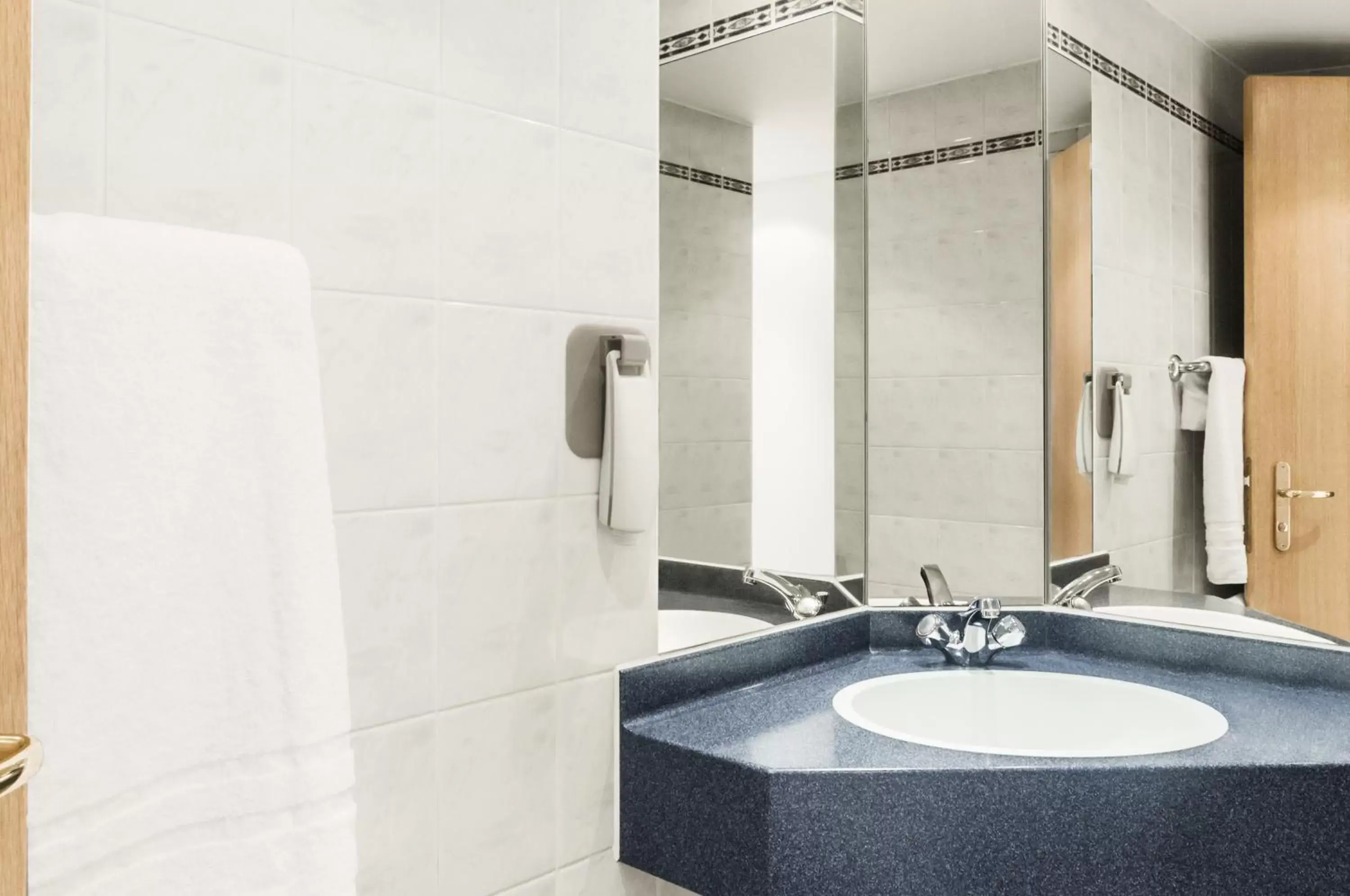 Bathroom in ibis Chesterfield Centre – Market Town