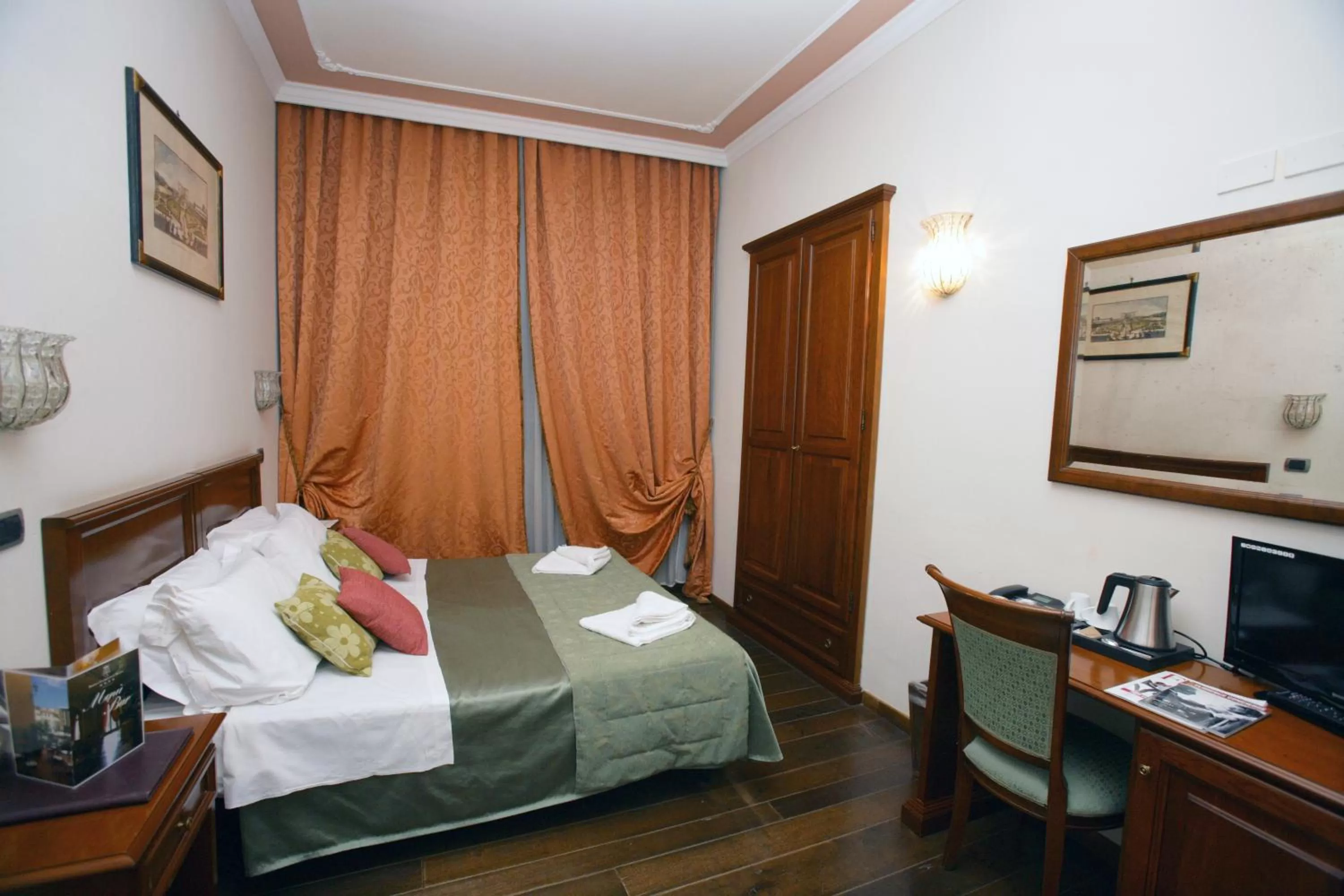 Bed in Domus Florentiae Hotel