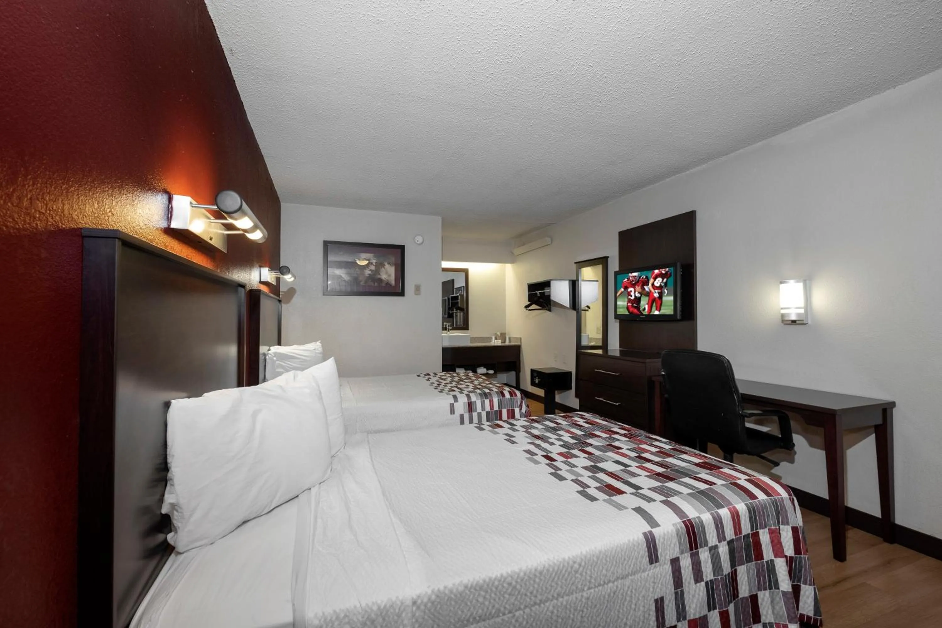Photo of the whole room, Bed in Red Roof Inn Washington DC-Lanham