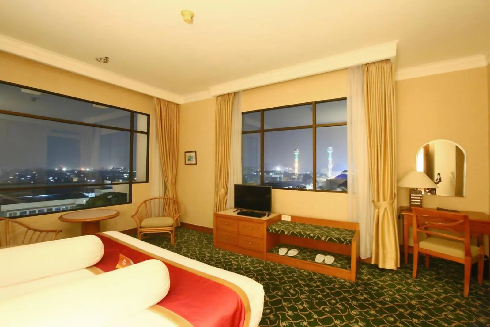 Living room, Bed in Grand Hotel Preanger