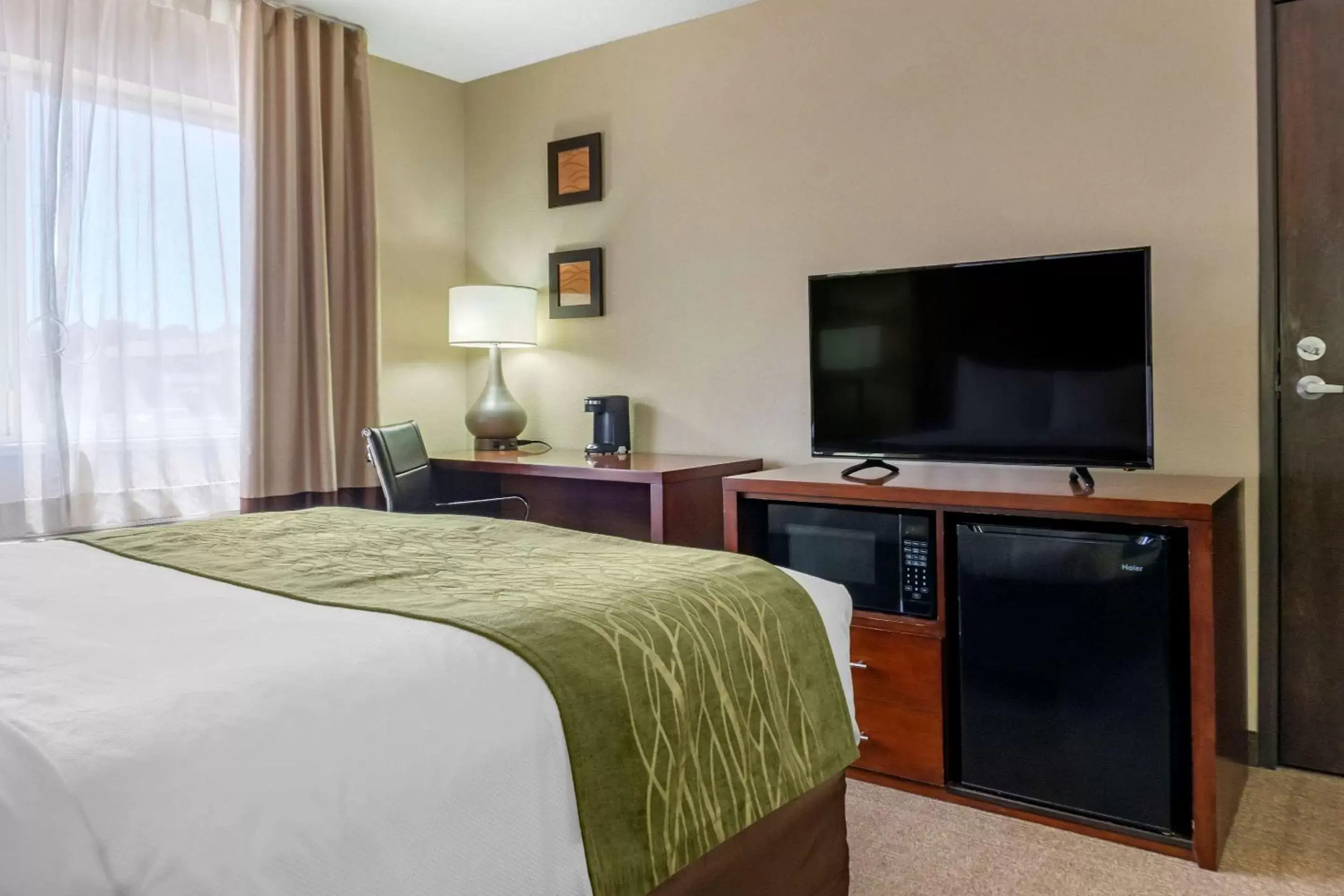 Photo of the whole room, TV/Entertainment Center in Comfort Inn Albuquerque Airport