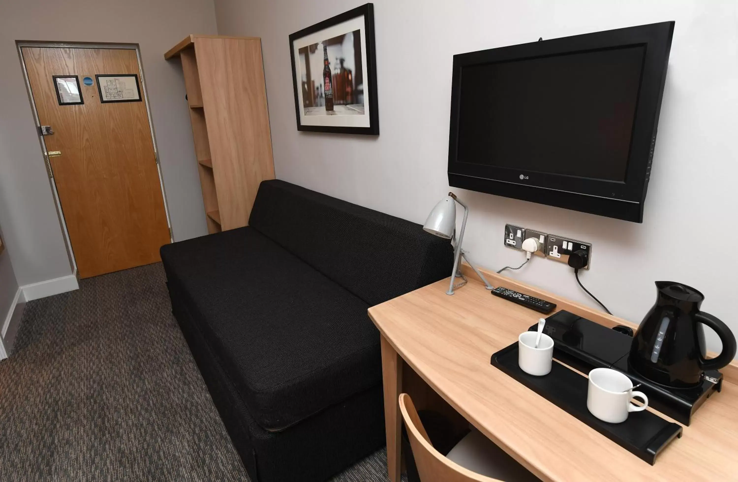 Coffee/tea facilities, TV/Entertainment Center in Crown, Droitwich by Marston's Inns