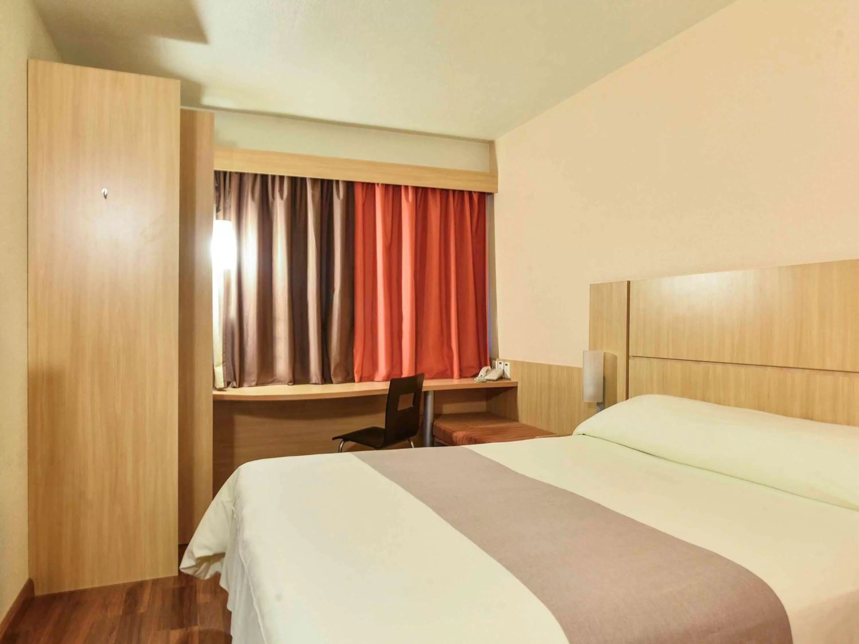 Photo of the whole room, Bed in ibis Caxias do Sul