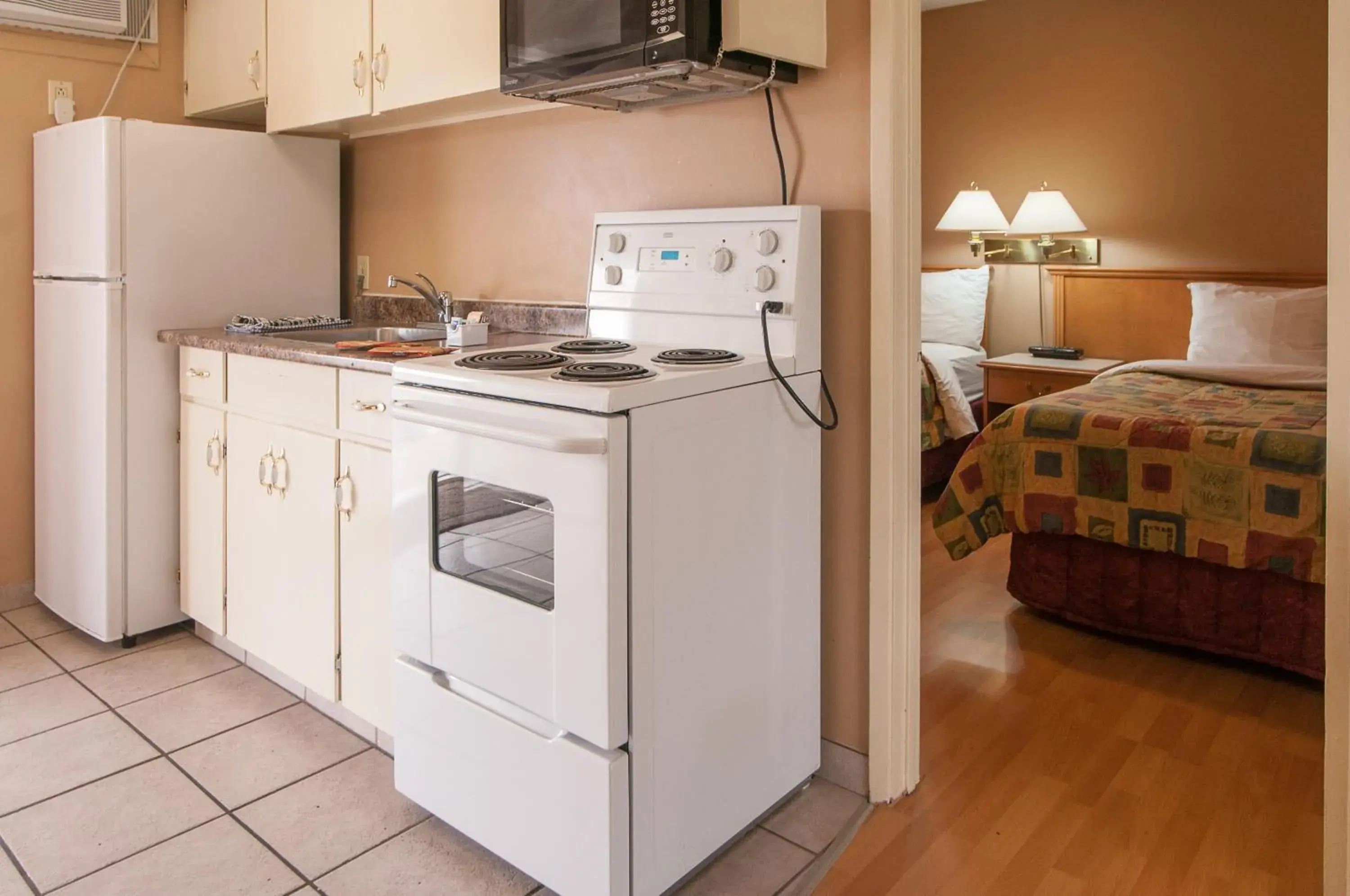 Kitchen or kitchenette, Kitchen/Kitchenette in Okanagan Seasons Resort