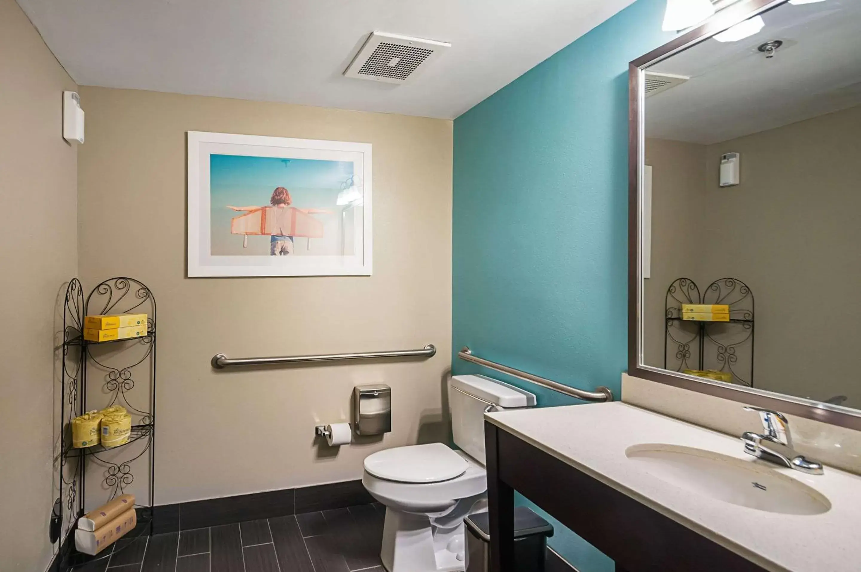 Photo of the whole room, Bathroom in Quality Inn Harrisonburg I-81