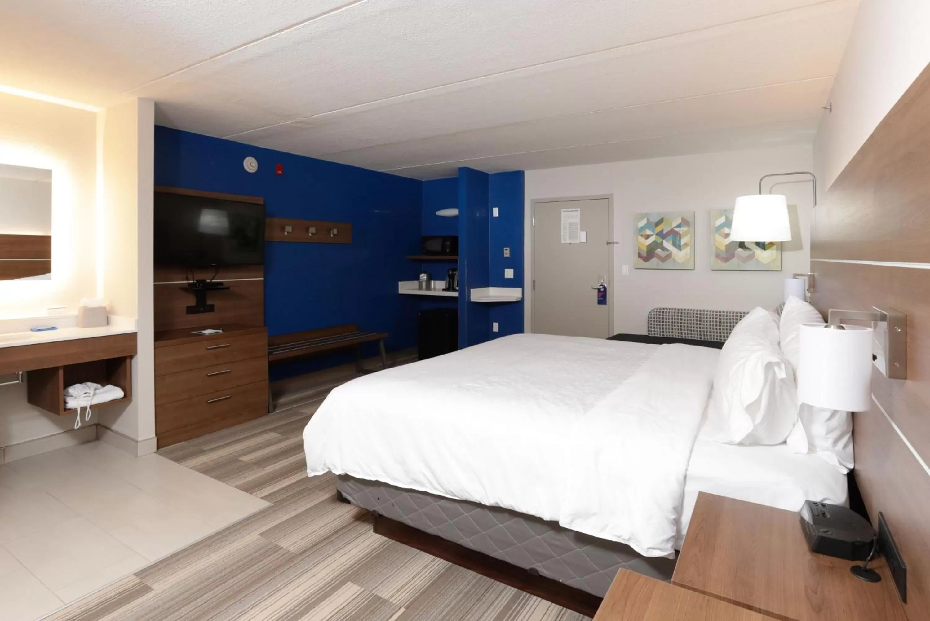 Photo of the whole room, Bed in Holiday Inn Express & Suites Tempe by IHG