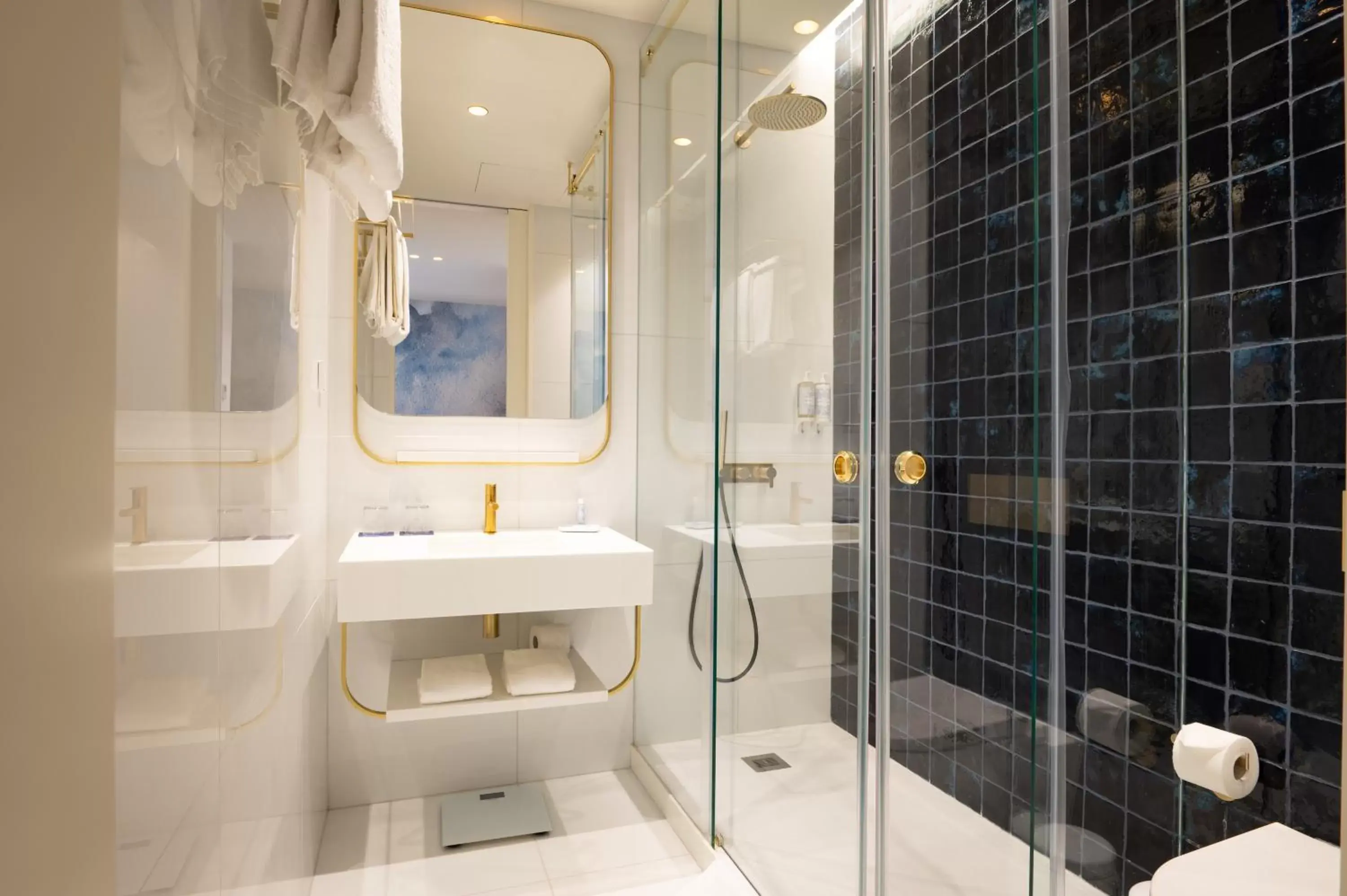 Shower, Bathroom in Blue Liberdade Hotel