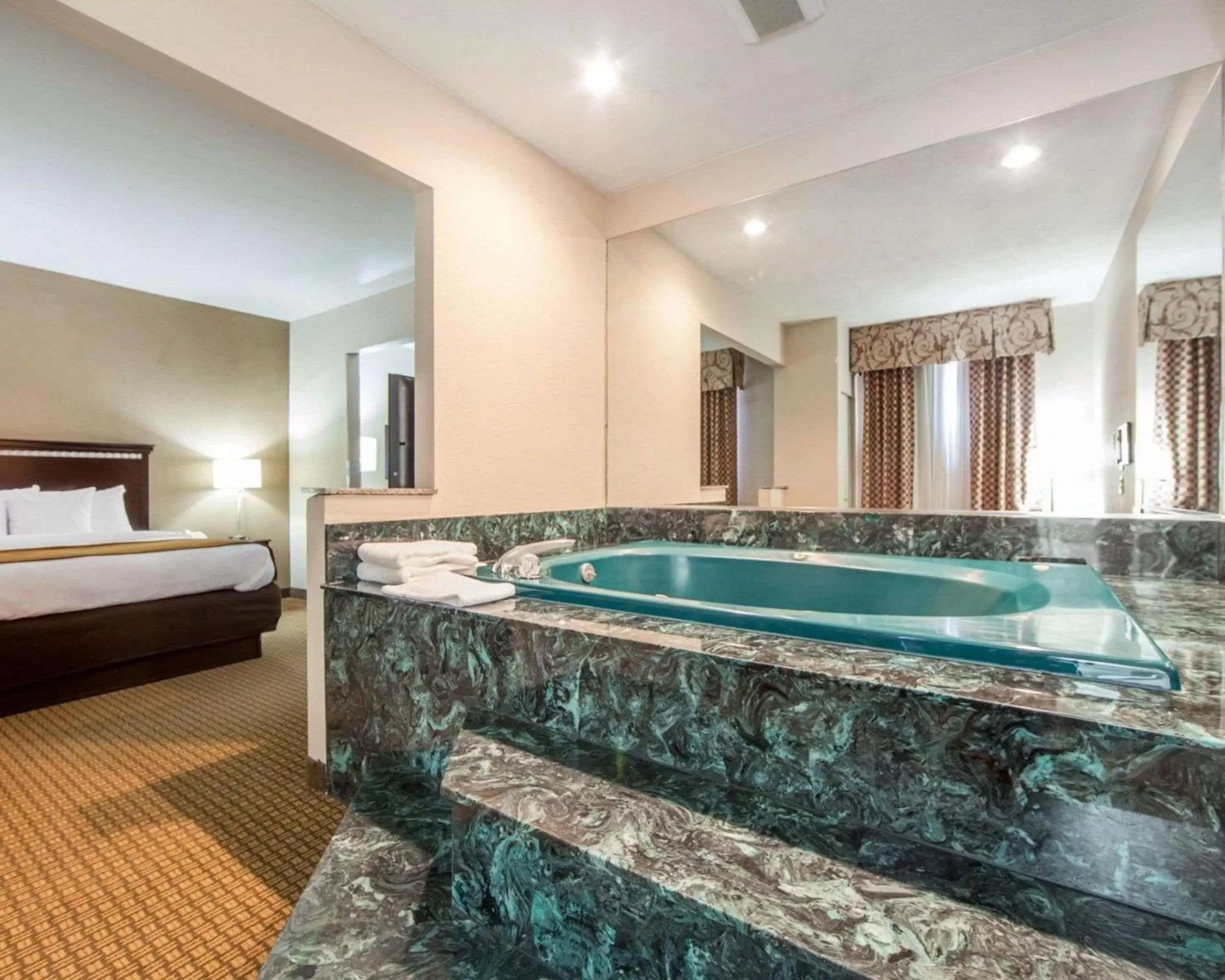 Photo of the whole room, Swimming Pool in Comfort Suites London