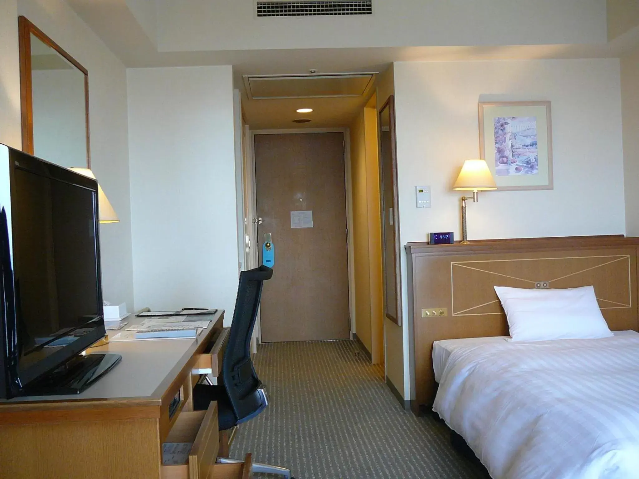 Seating area, Bed in HOTEL GRAND HILLS SHIZUOKA