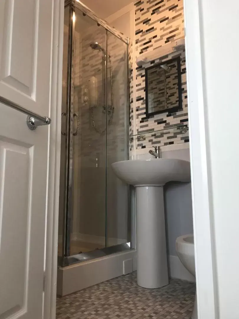 Shower, Bathroom in Jacaranda Hotel