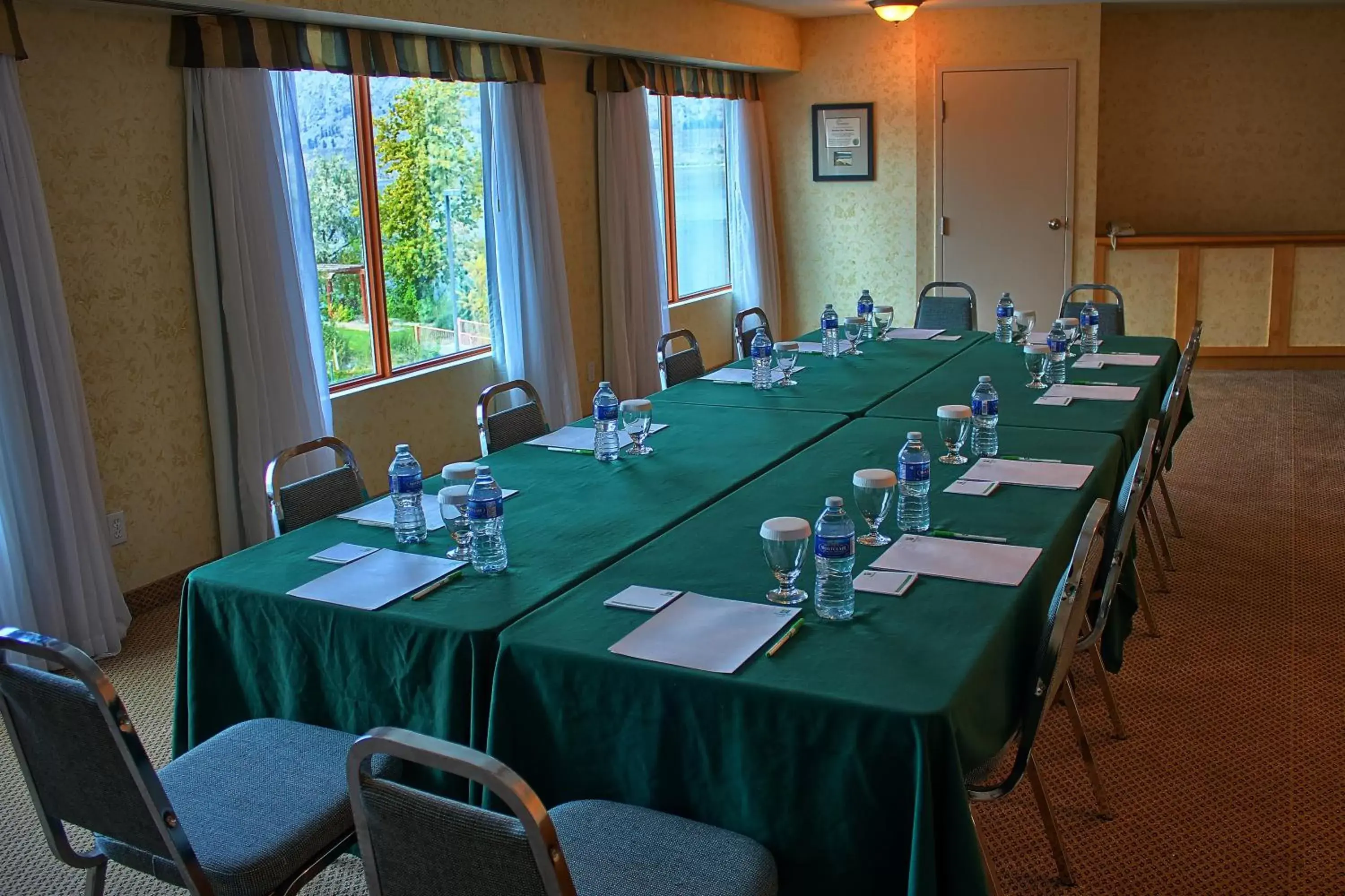 Meeting/conference room in Holiday Inn Hotel & Suites Osoyoos, an IHG Hotel