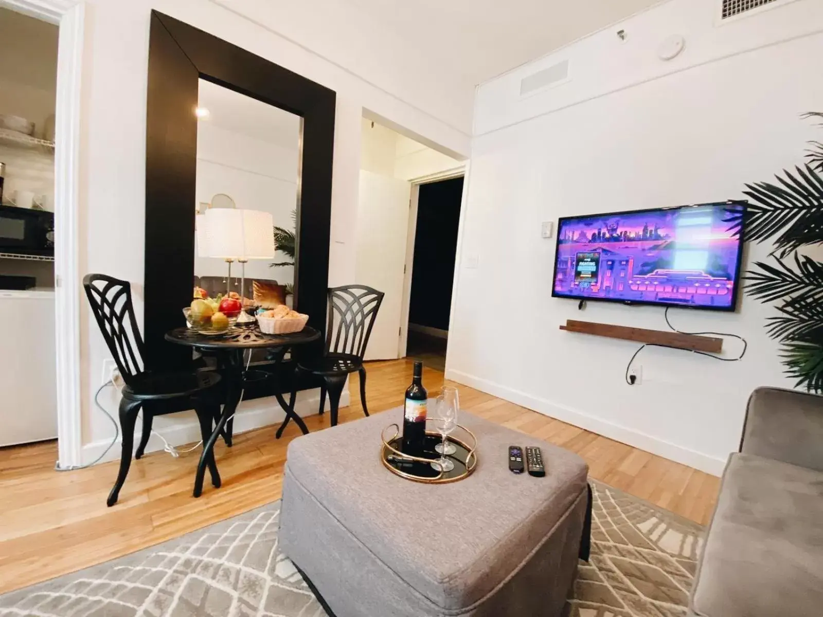 TV and multimedia in Nine20 Collins Apartments by Lowkl