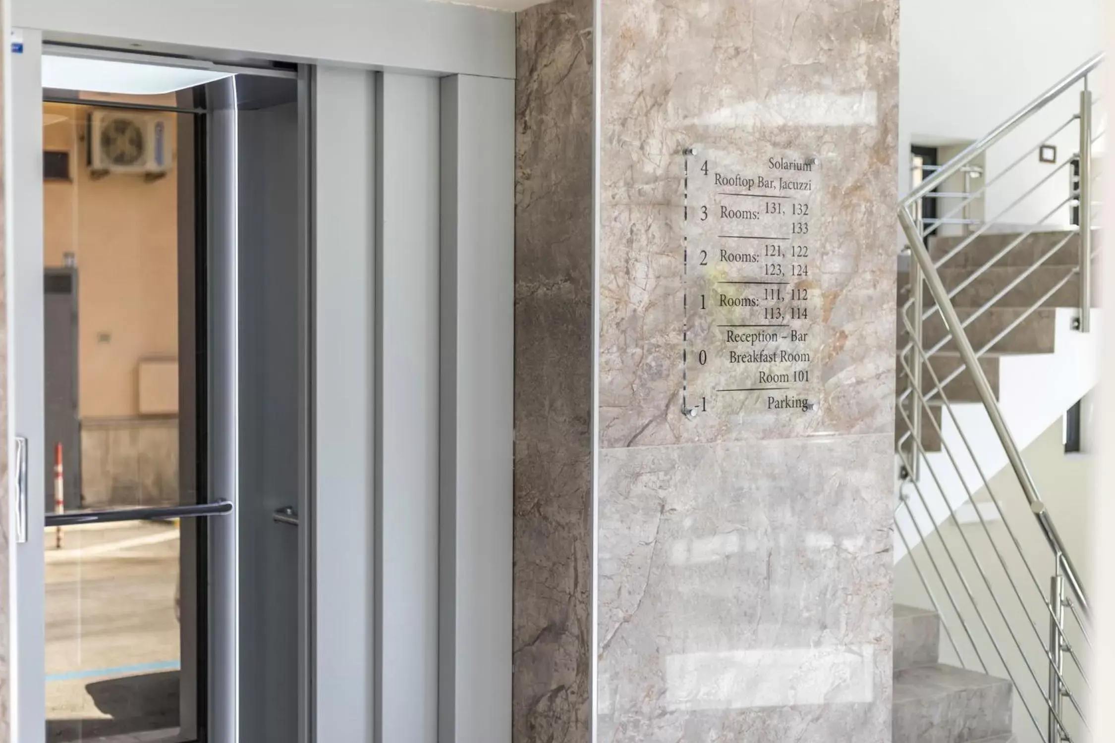 elevator in Solmaris Tropea Rooms & Suites