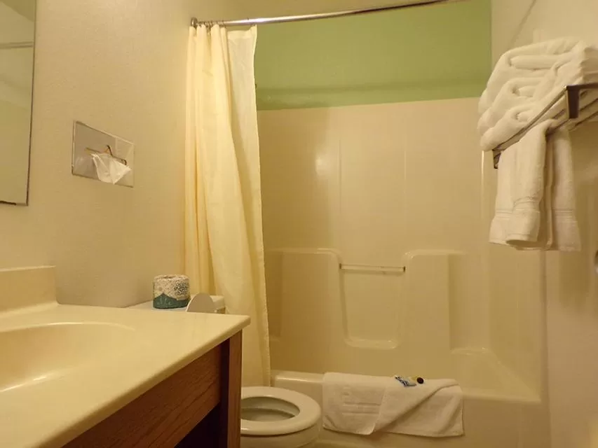 Bathroom in Morton Inn