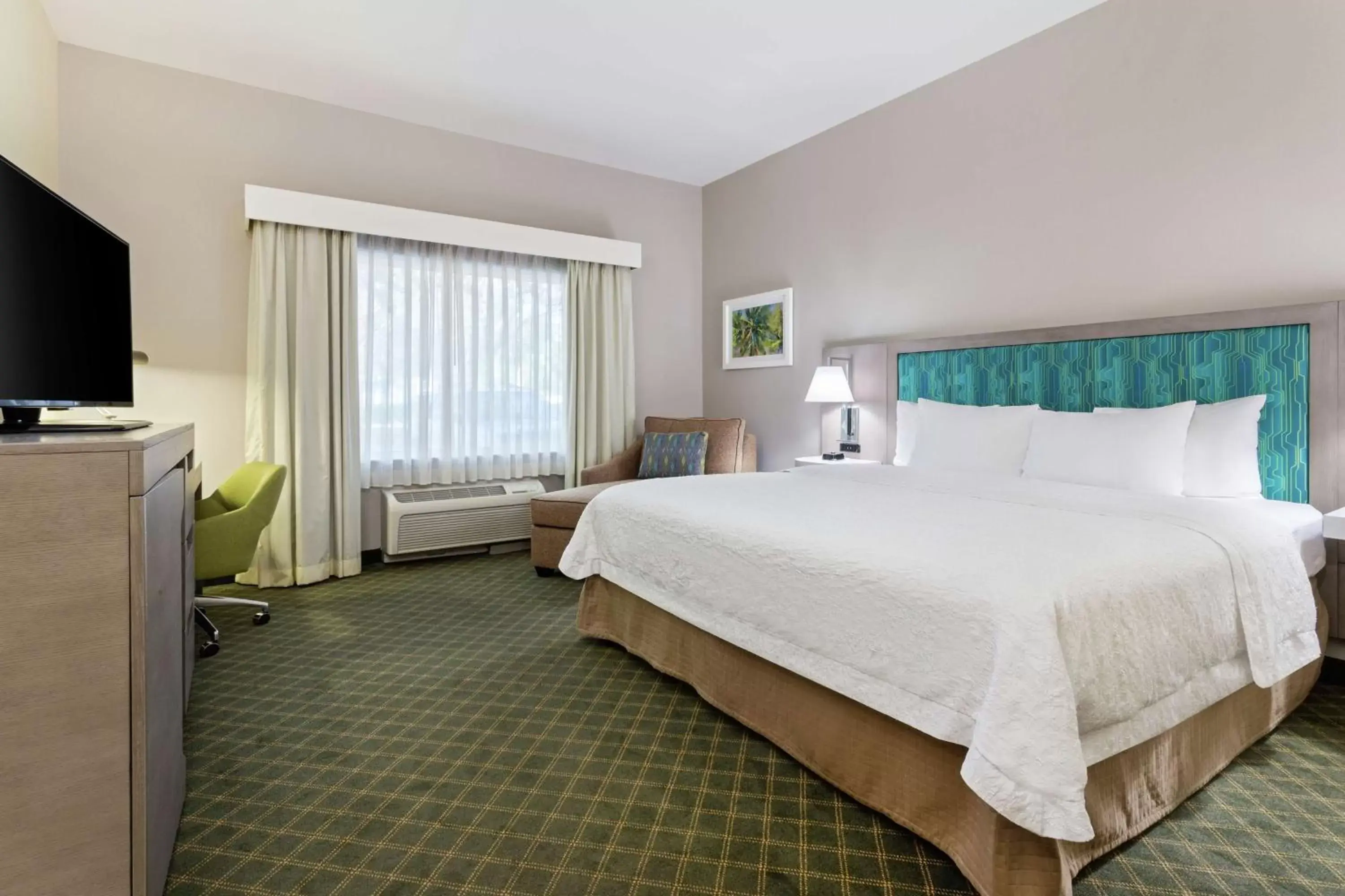 Bedroom, Bed in Hampton Inn West Palm Beach-Lake Worth-Turnpike