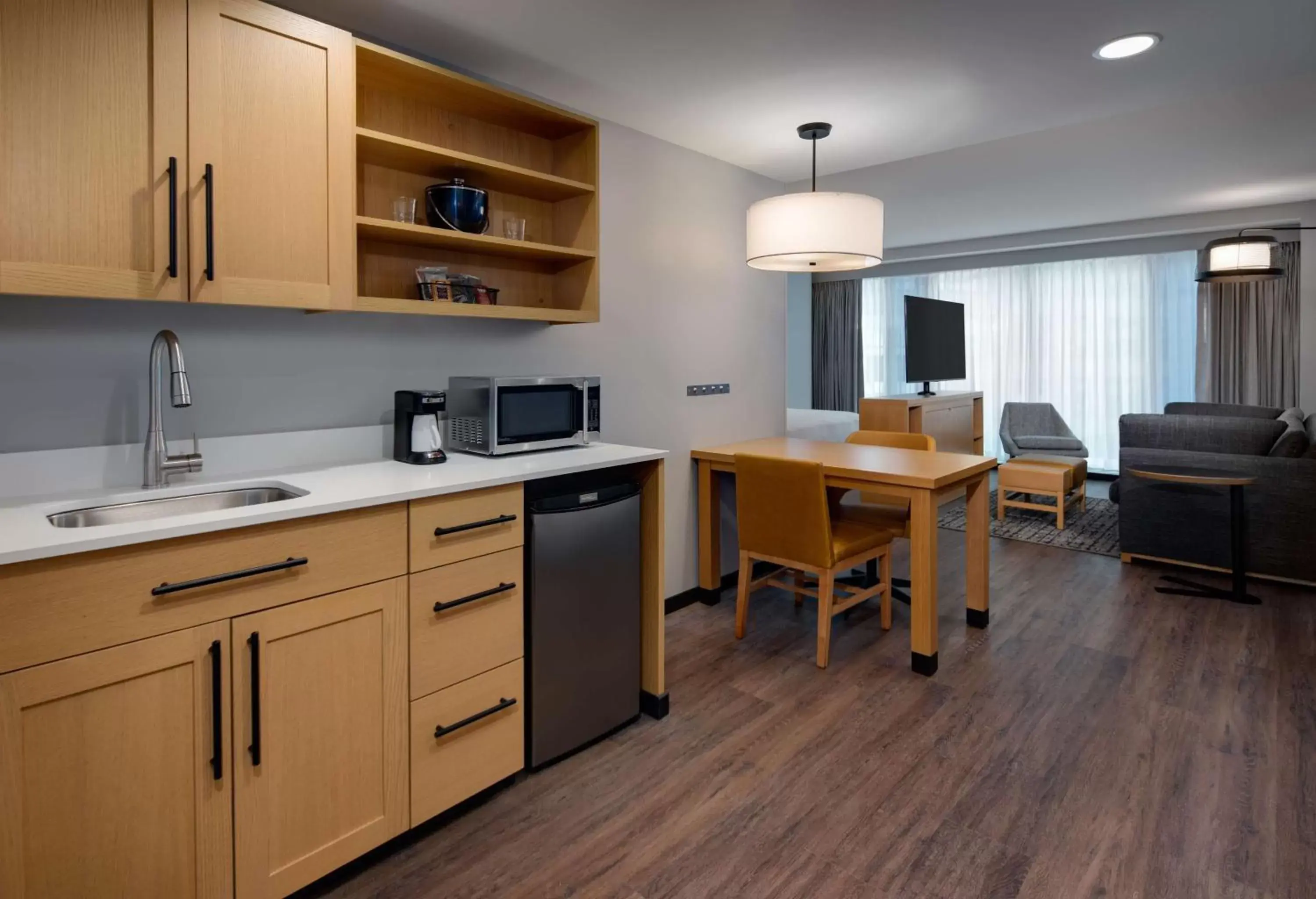 Photo of the whole room, Kitchen/Kitchenette in Hyatt Place Boston/Seaport District