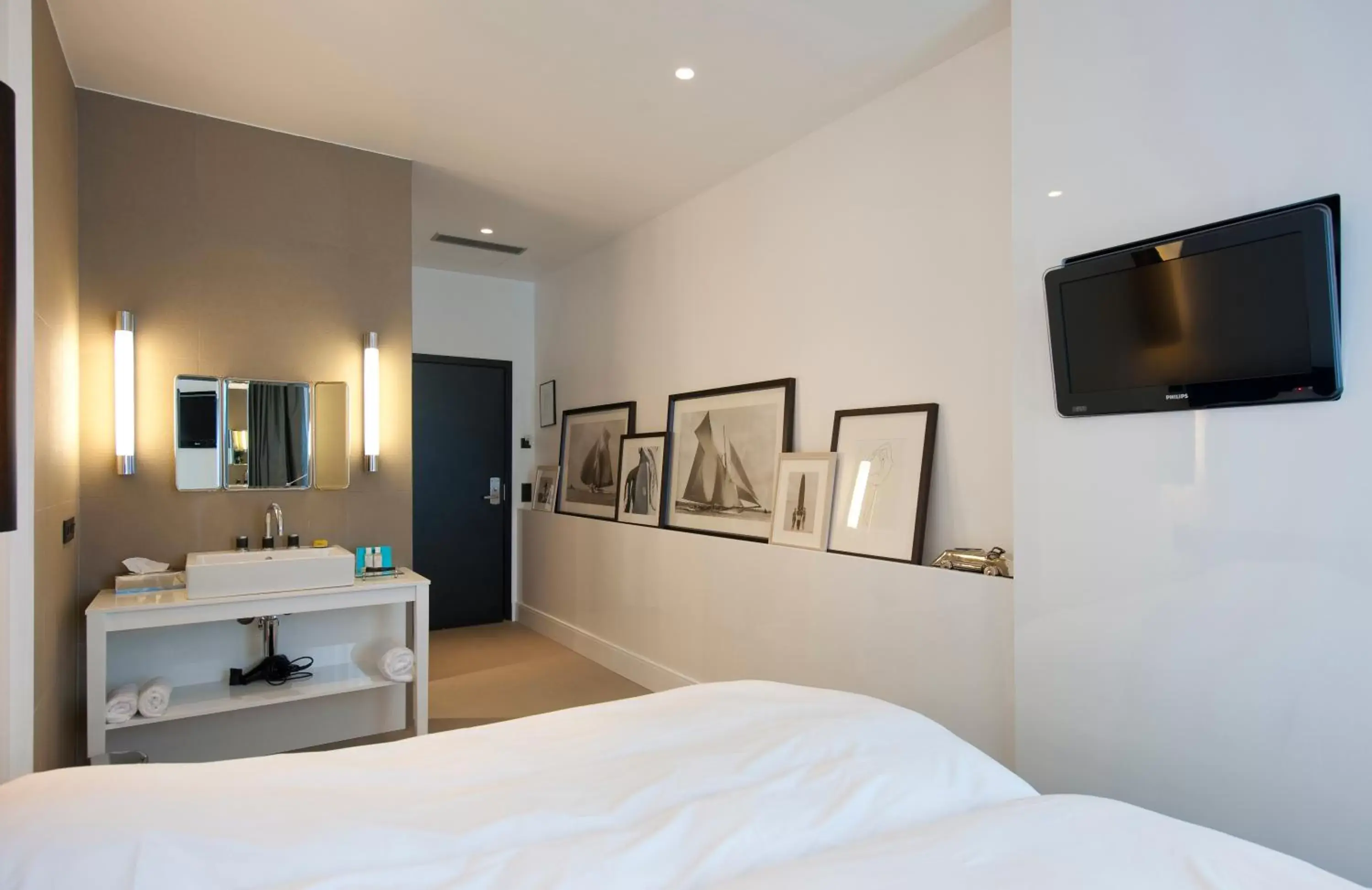 Bed, TV/Entertainment Center in Hotel Les Nuits