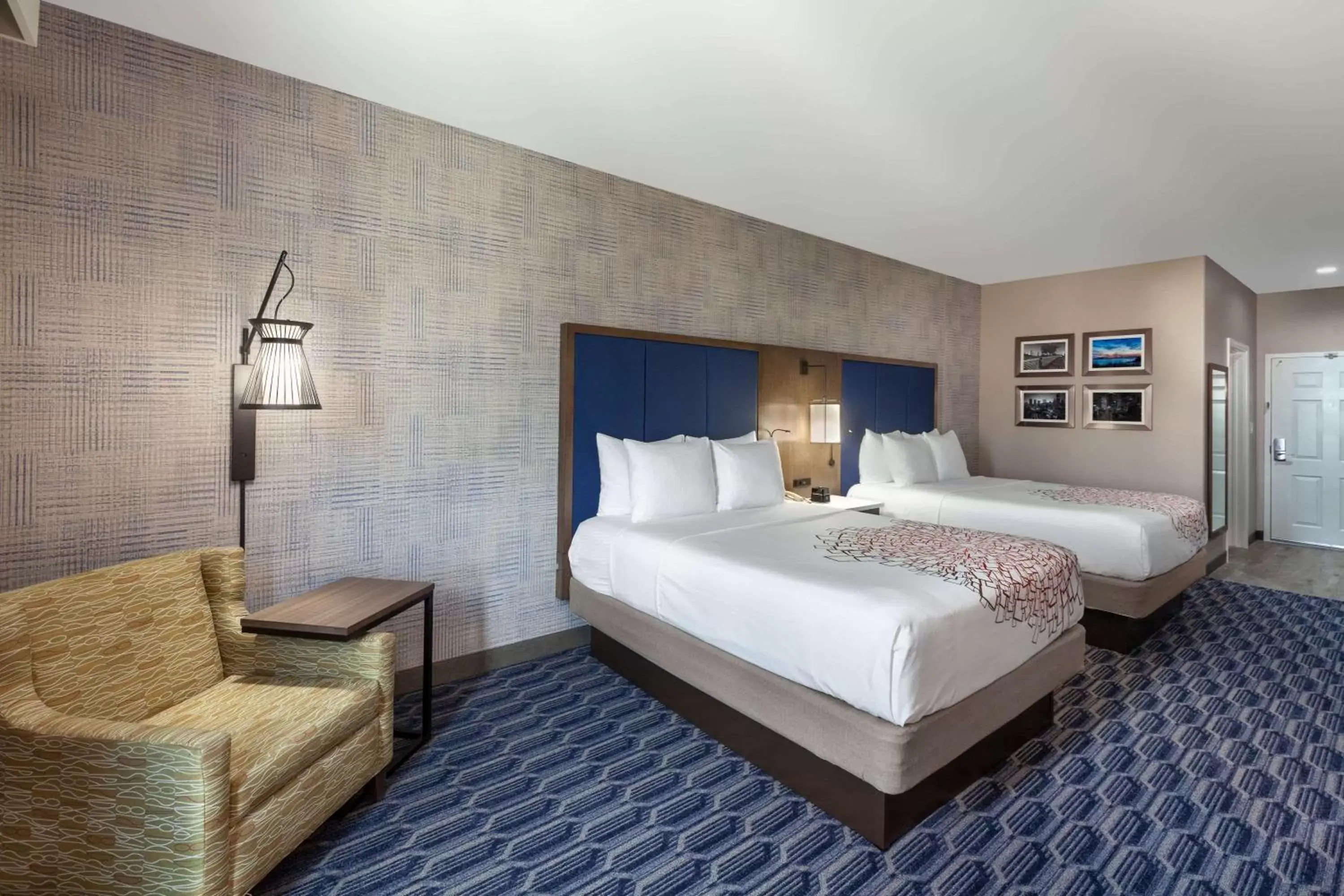 Photo of the whole room, Bed in La Quinta by Wyndham Houston Channelview