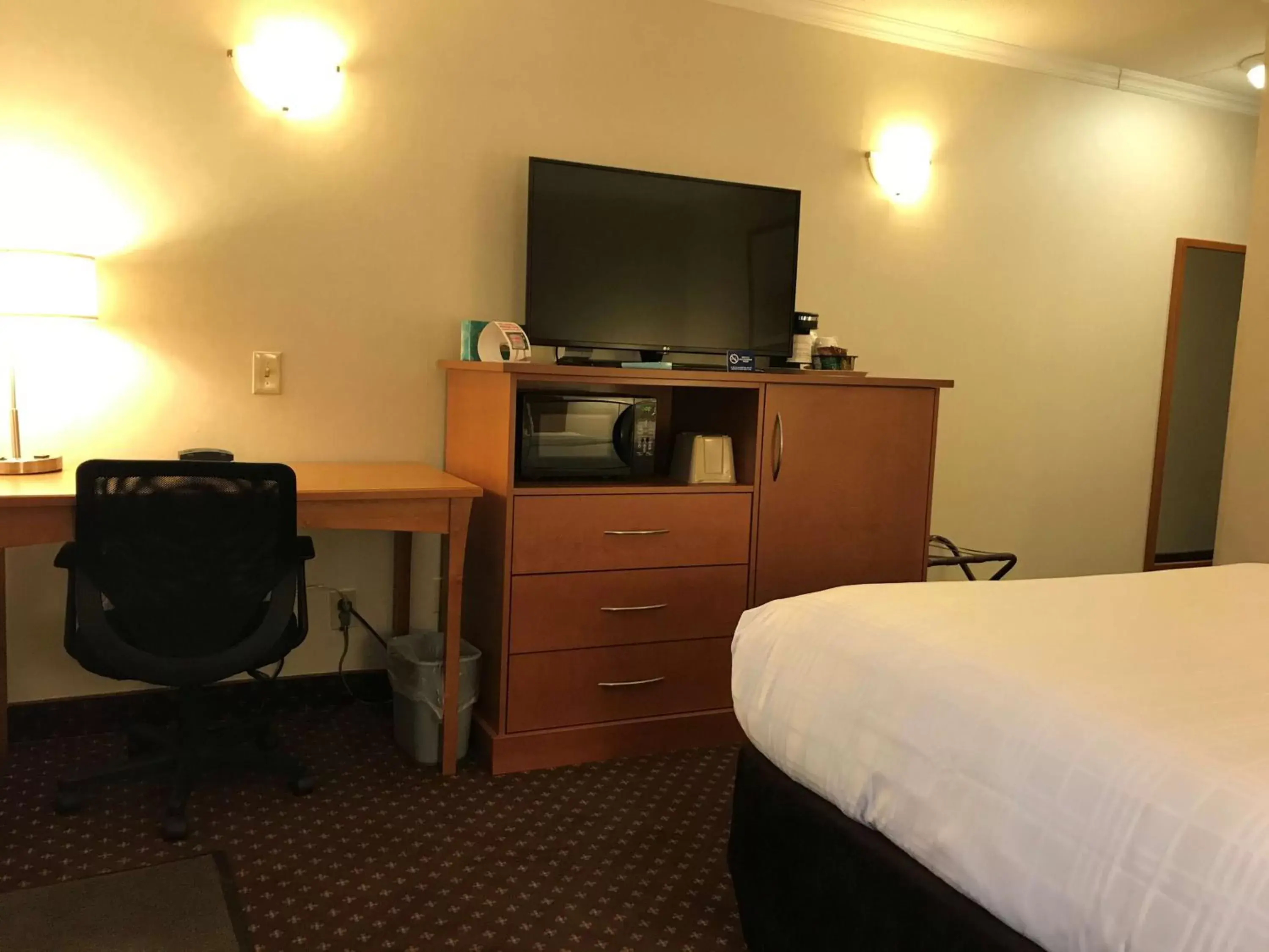 Photo of the whole room, TV/Entertainment Center in Best Western Thunder Bay Crossroads