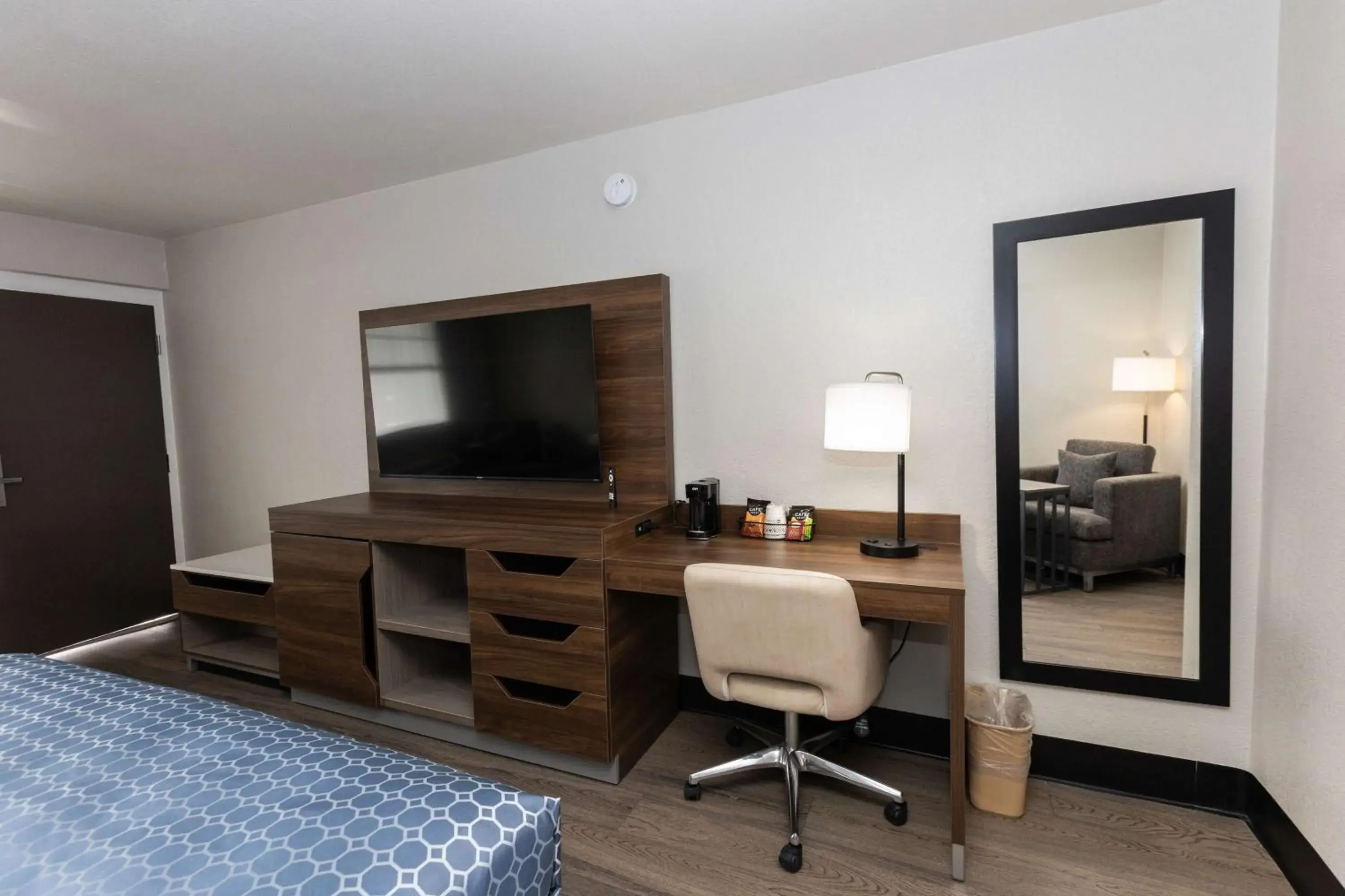 Bedroom, TV/Entertainment Center in Bhagat Hotels Stone Mountain-Atlanta