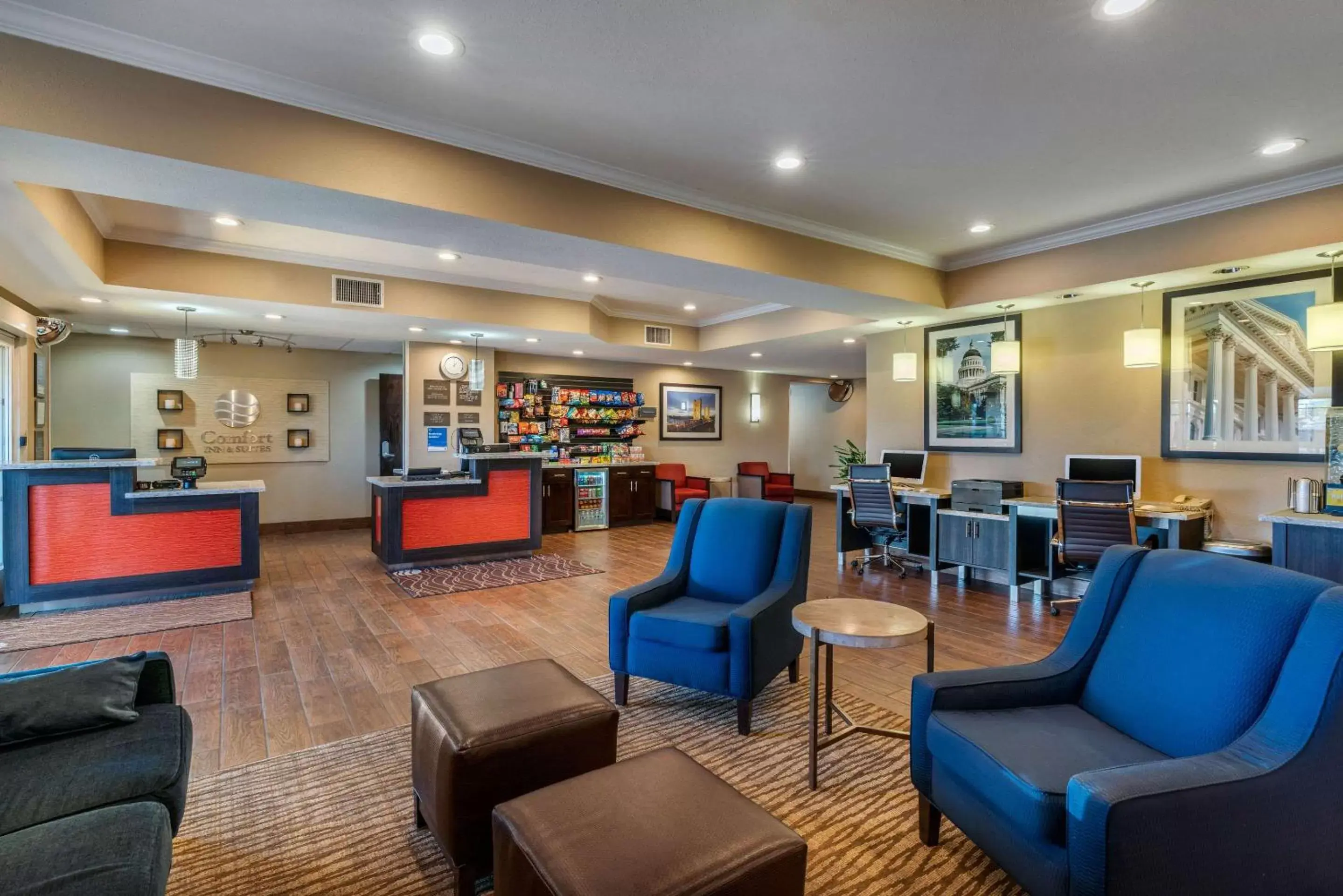 Lobby or reception, Lounge/Bar in Comfort Inn & Suites Sacramento – University Area