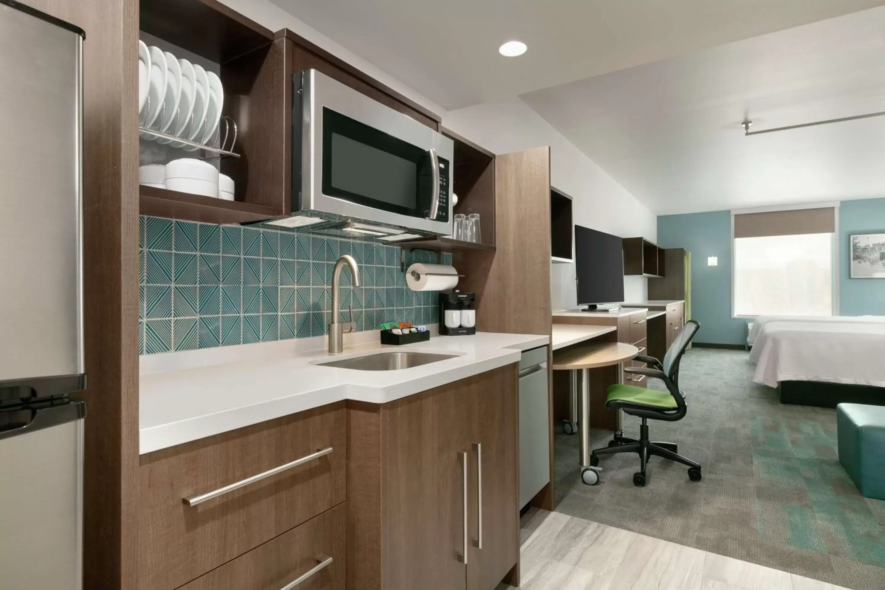 Bedroom, Kitchen/Kitchenette in Home2 Suites By Hilton Norfolk Airport