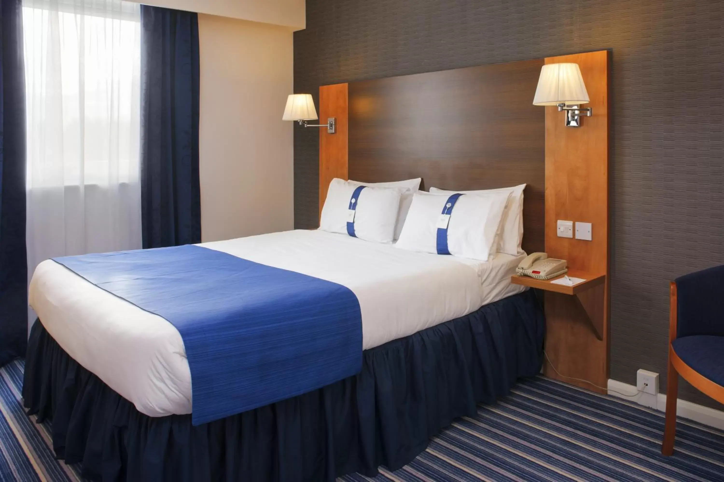 Bed in Holiday Inn Express Nuneaton, an IHG Hotel