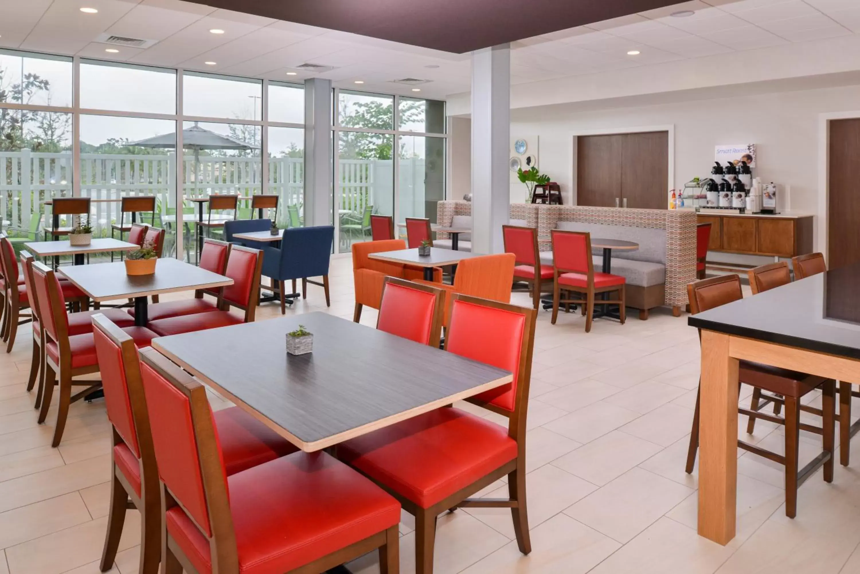 Restaurant/Places to Eat in Holiday Inn Express & Suites - St. Petersburg - Madeira Beach, an IHG Hotel