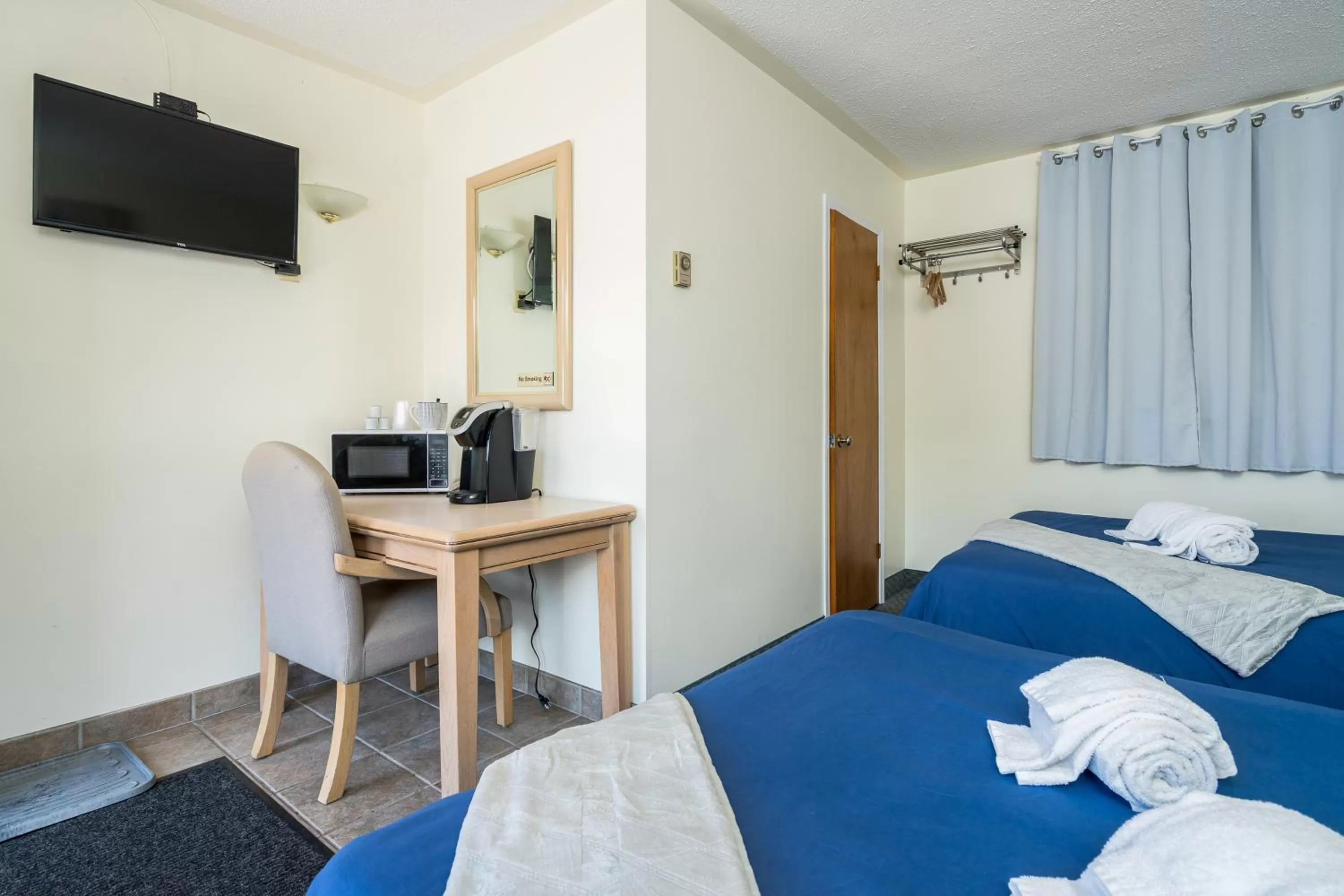 TV and multimedia, Bed in Beach Club by Beach1 Motel