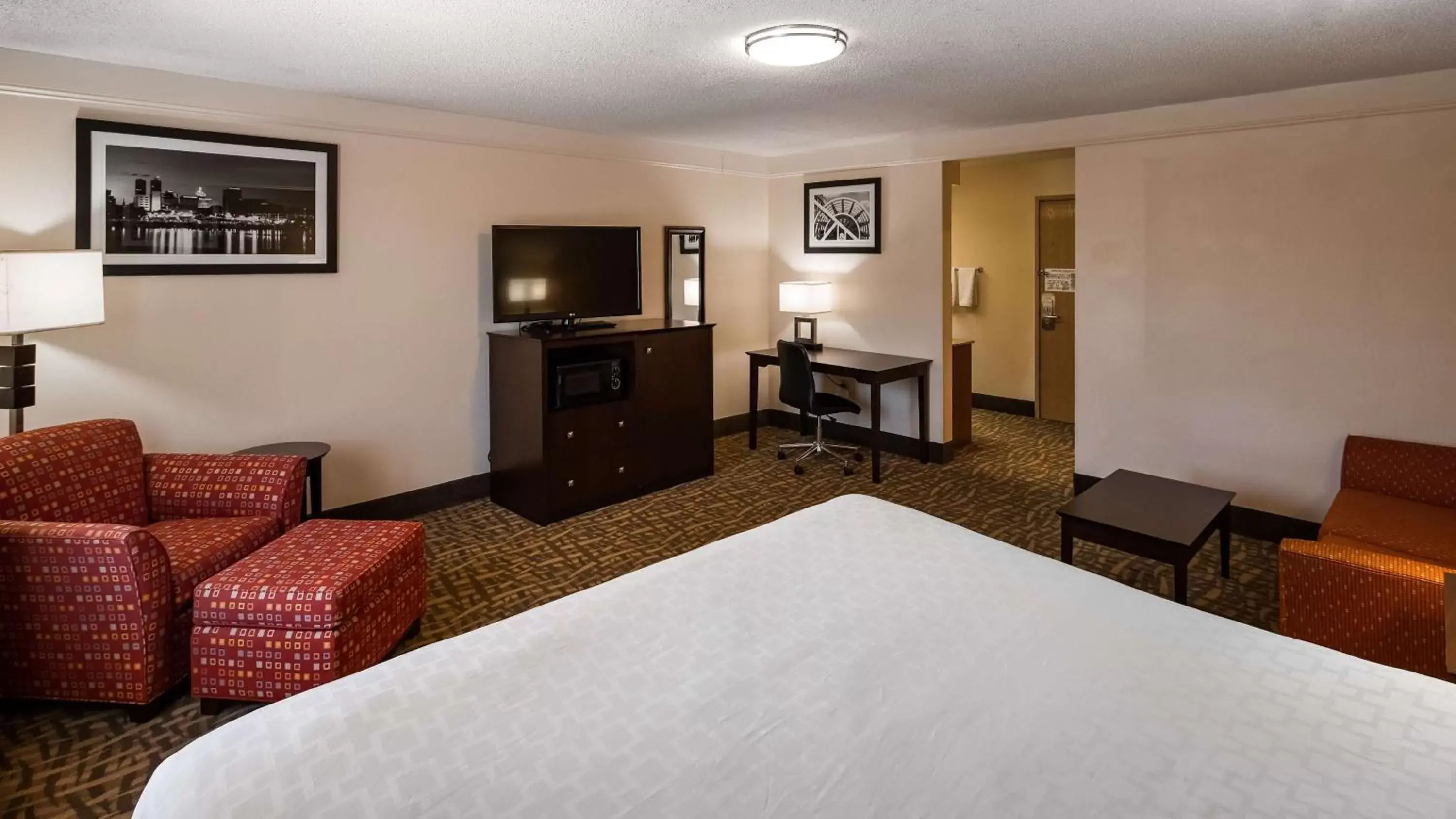 Bedroom, TV/Entertainment Center in Best Western Plus Peoria