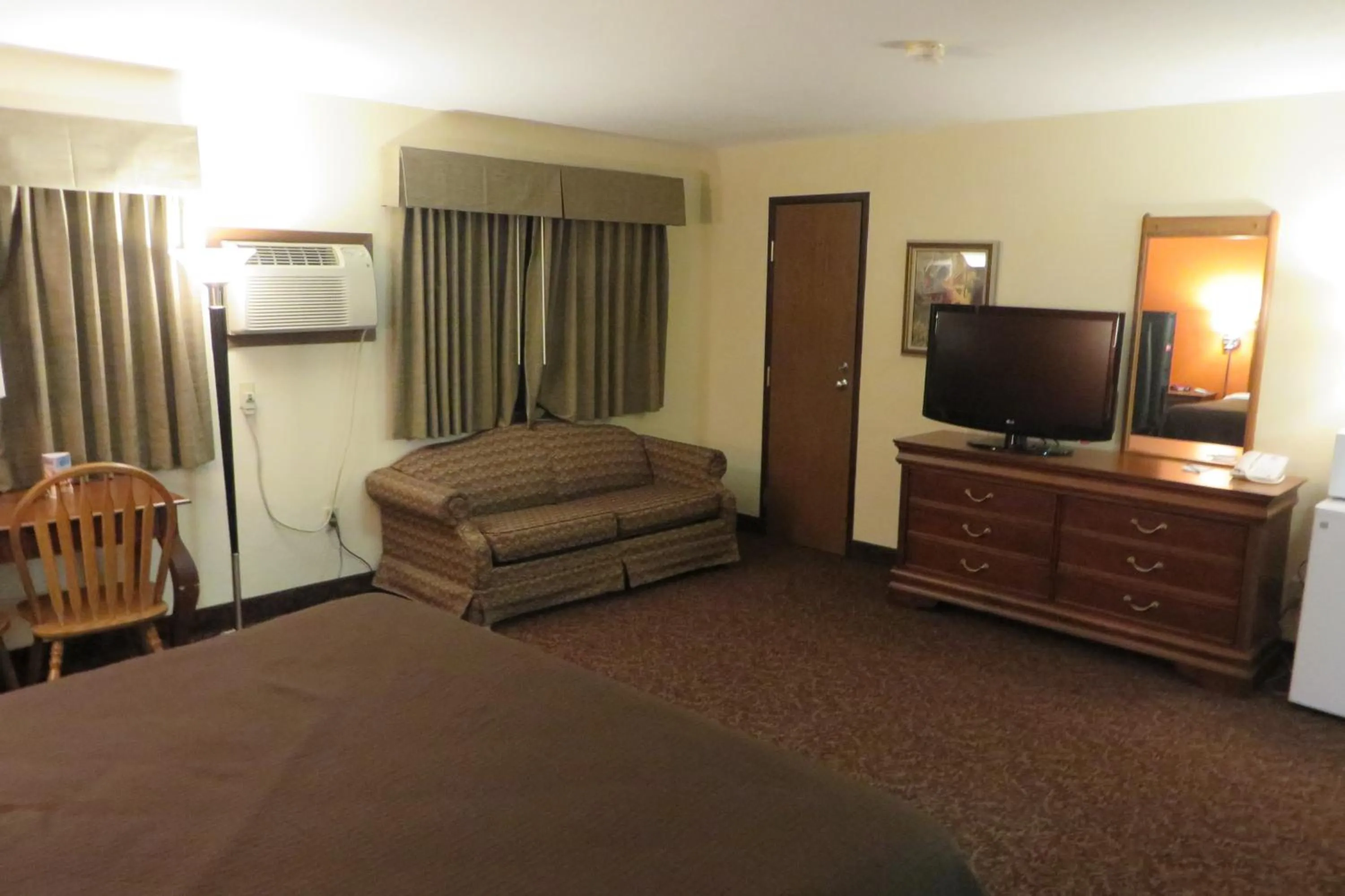 TV and multimedia, Bed in AmericInn by Wyndham Forest Lake
