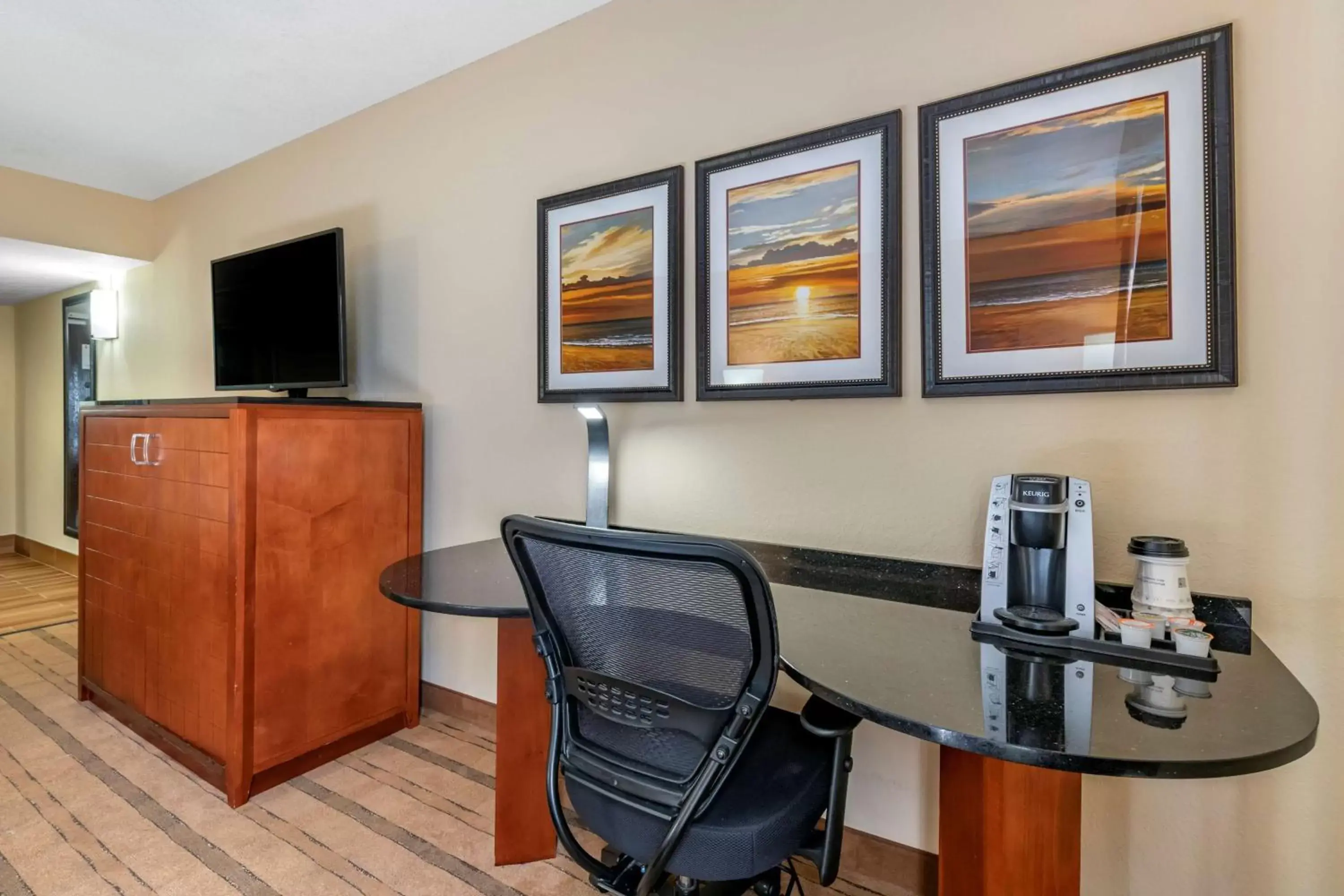 Photo of the whole room, TV/Entertainment Center in Best Western Plus Flagler Beach Area Inn & Suites