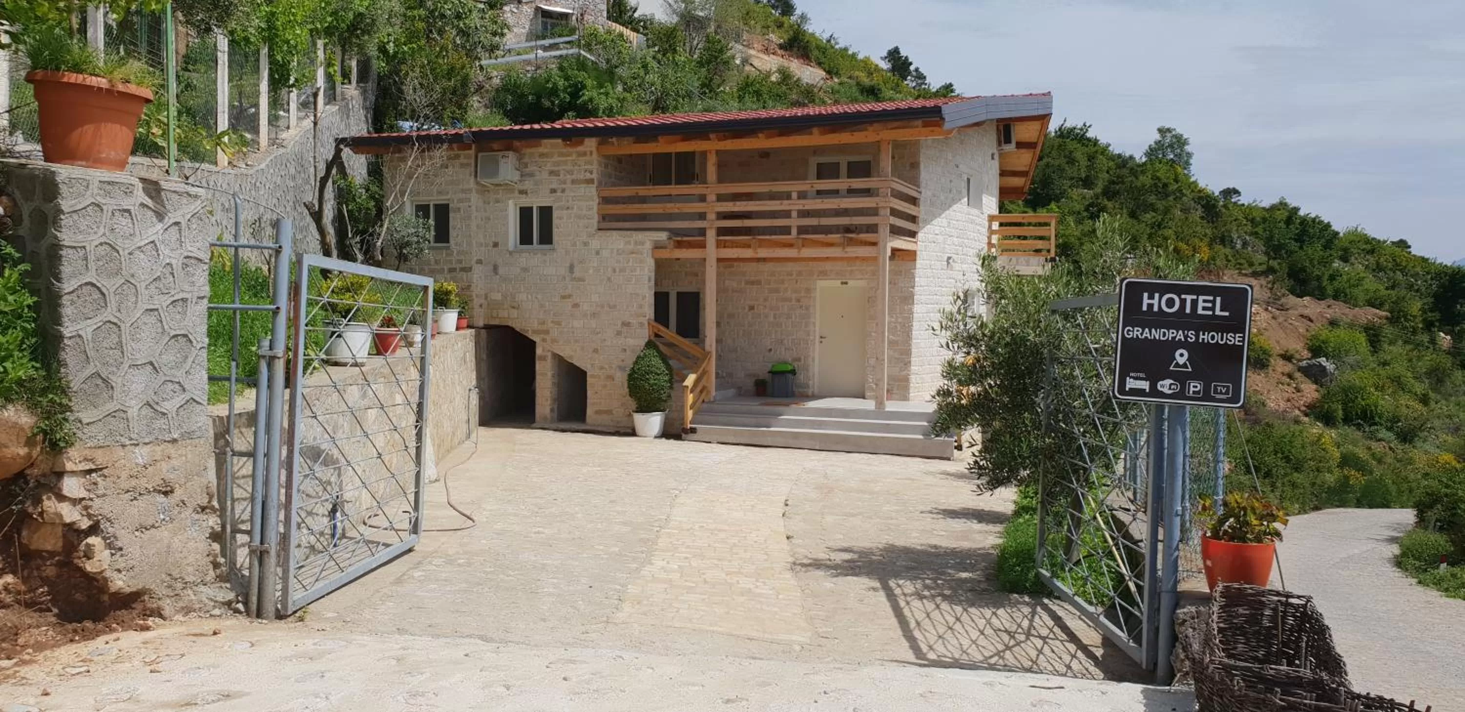 Property Building in Hotel Grandpa's House