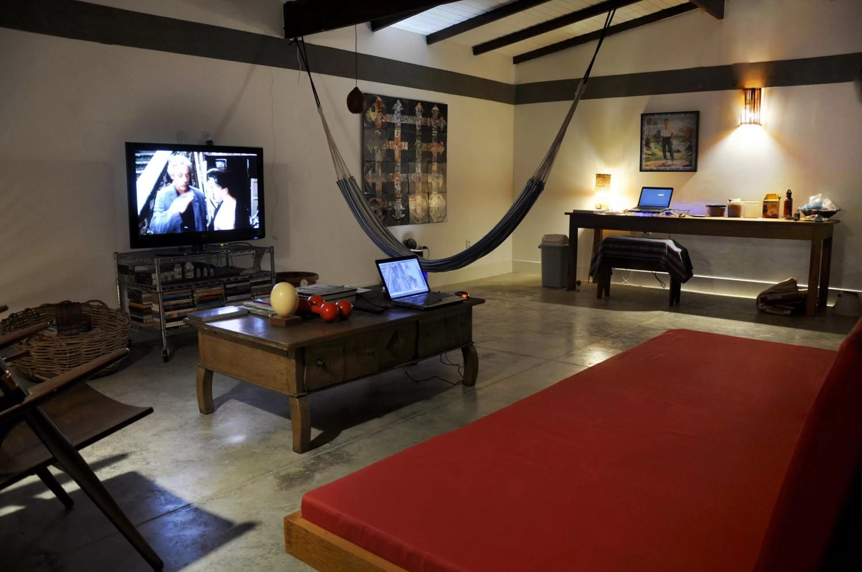 Communal lounge/ TV room, Bed in Pousada Casa de João Kitehouse