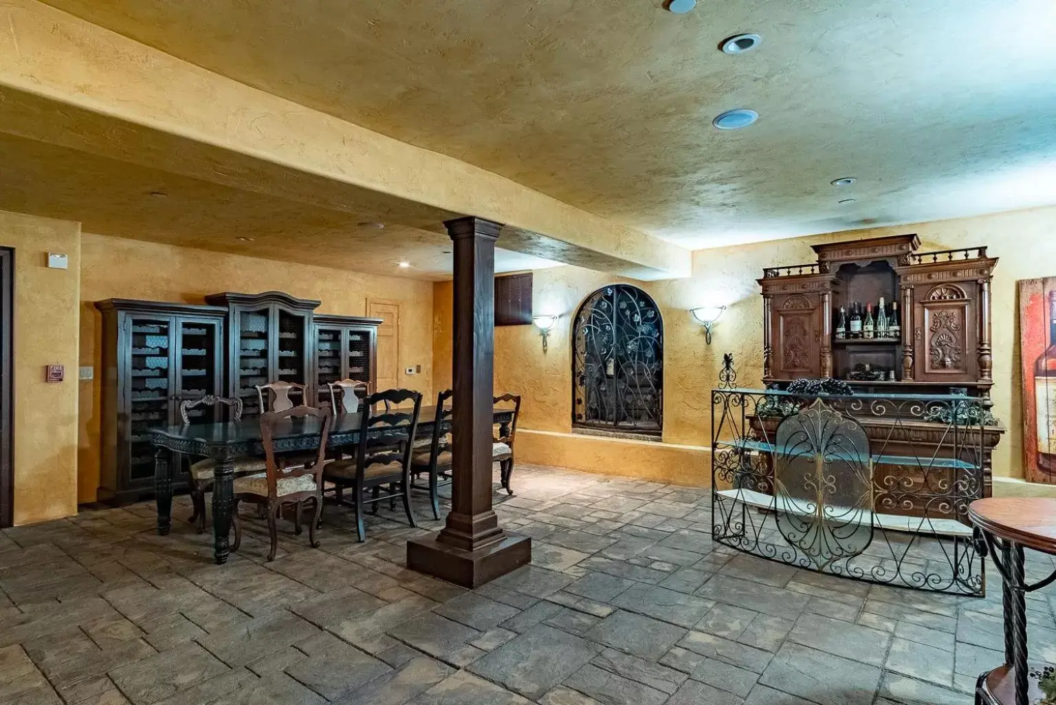 Lounge or bar in Chateau Coralini