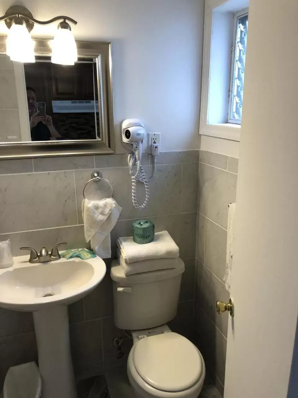 Bathroom in Mango Motel
