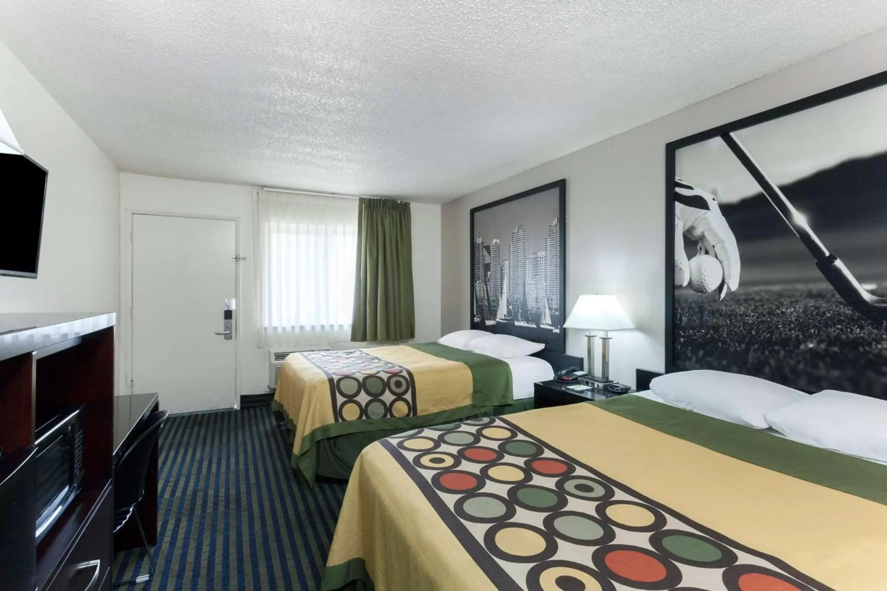 Photo of the whole room, Bed in Super 8 by Wyndham San Diego Hotel Circle
