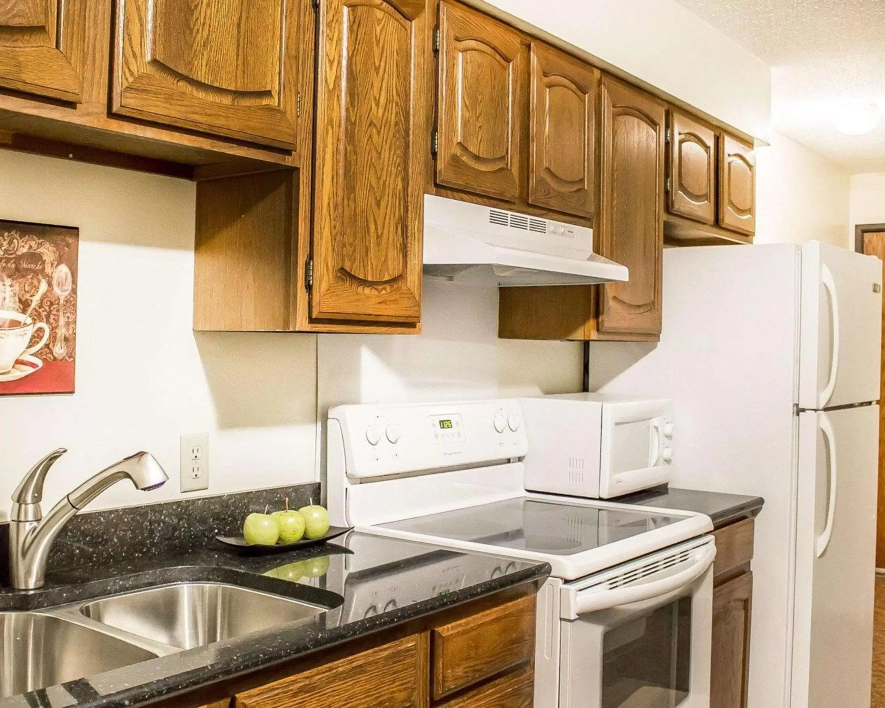 Photo of the whole room, Kitchen/Kitchenette in Econo Lodge On the Bay