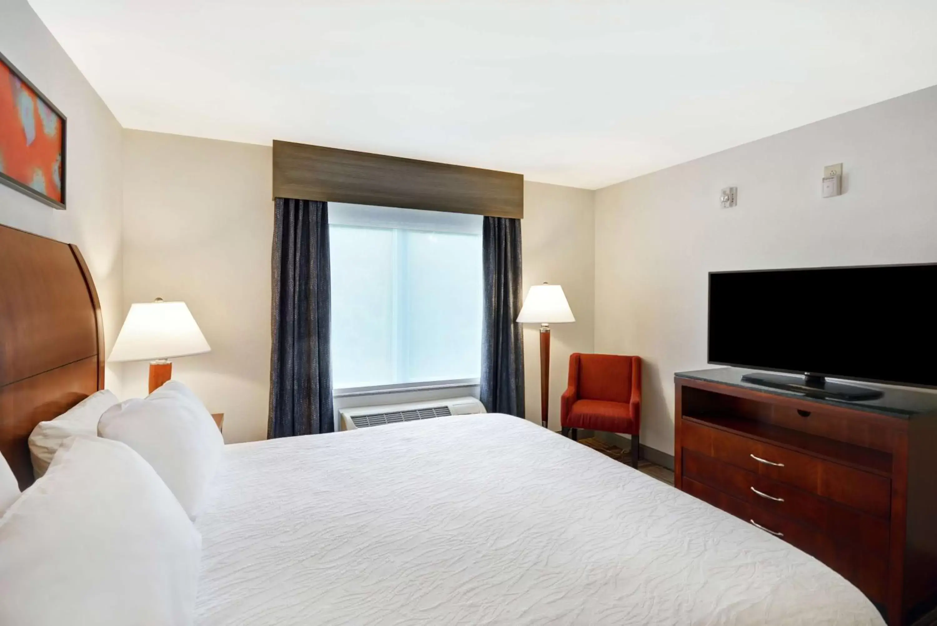 Bedroom, TV/Entertainment Center in Hilton Garden Inn Gulfport - Biloxi Airport