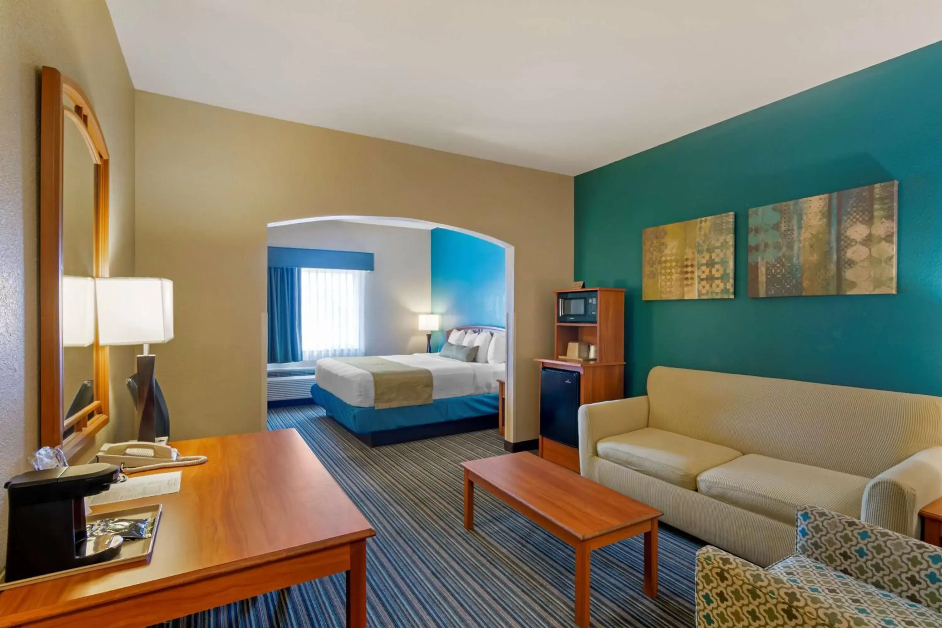 Bedroom, Seating Area in Best Western Governors Inn and Suites
