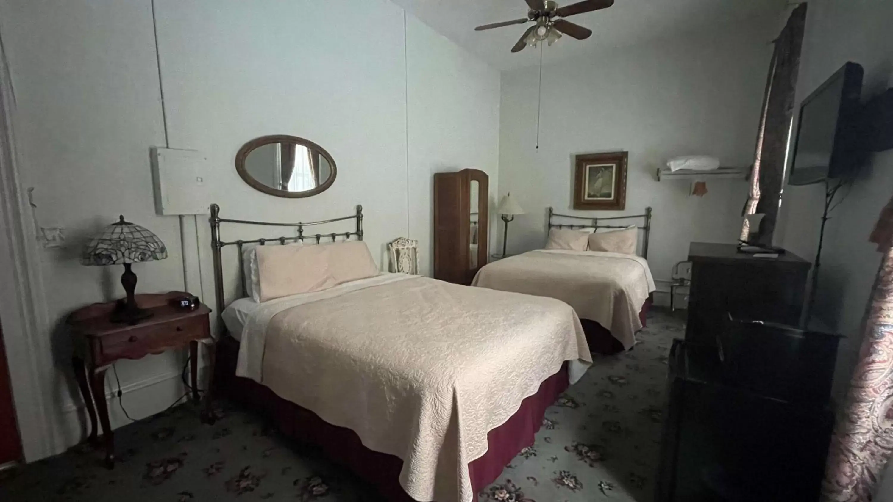 Bedroom, Bed in SureStay Hotel by Best Western Eureka