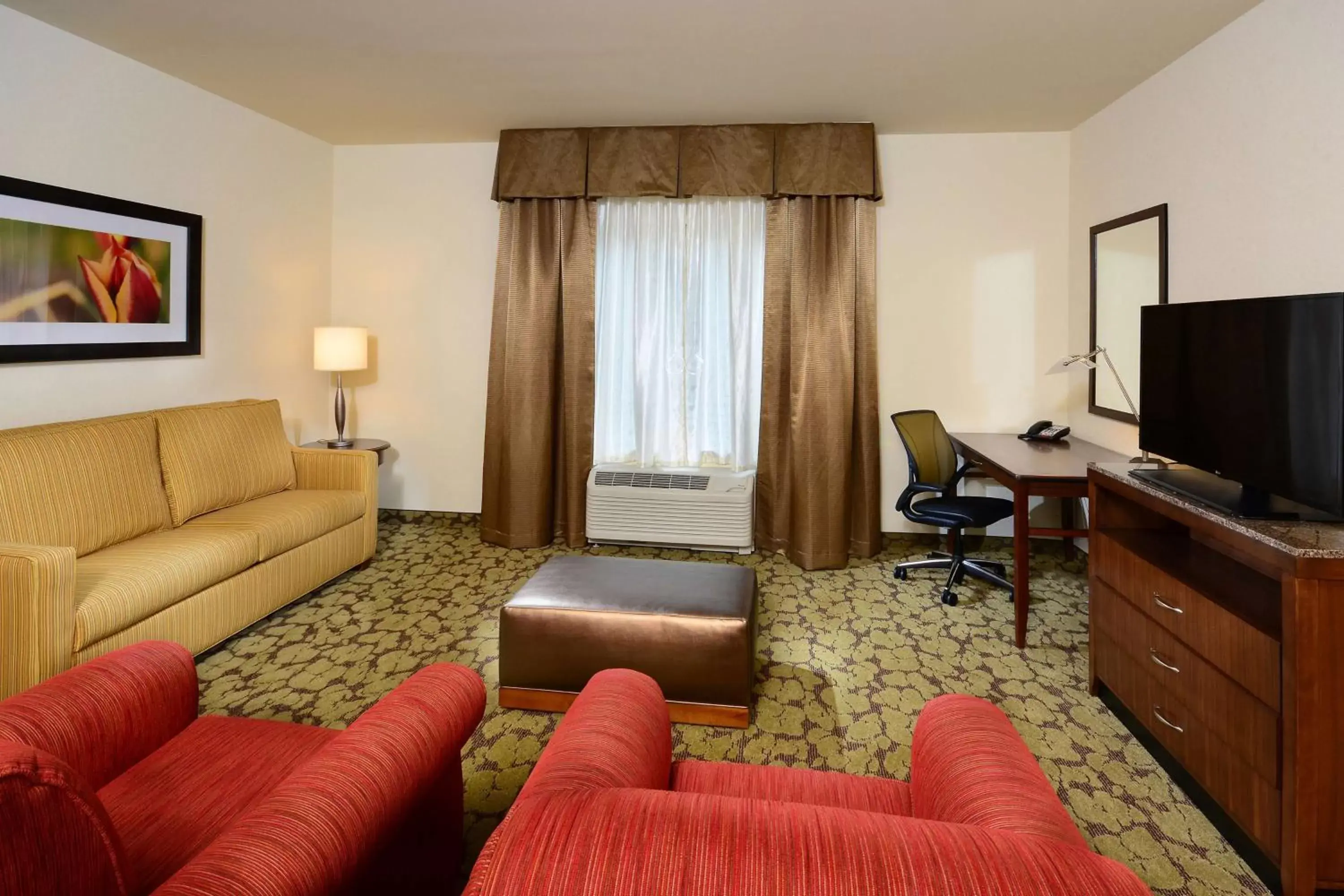 Bedroom, Seating Area in Hilton Garden Inn Greensboro Airport