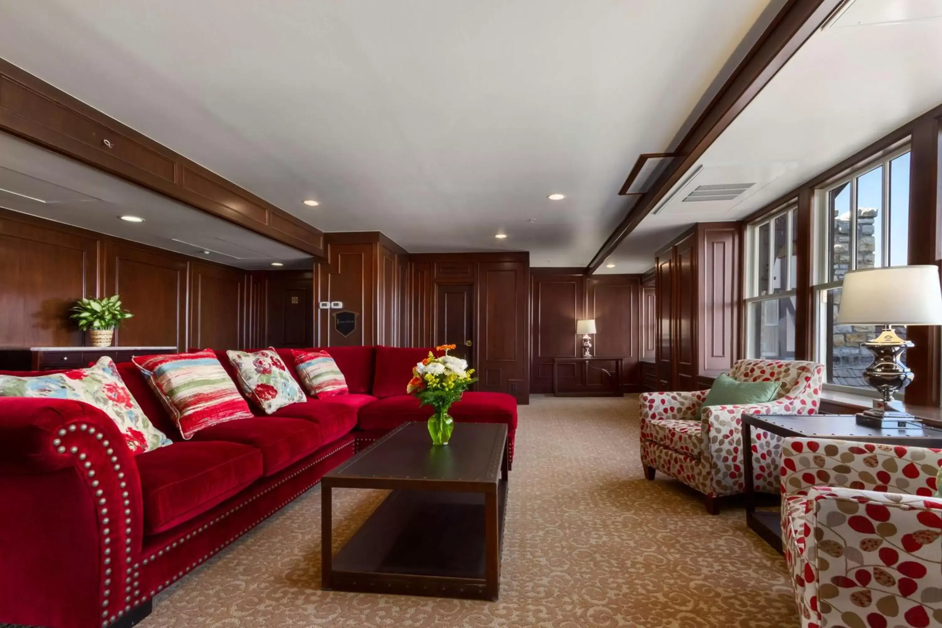 Lobby or reception, Seating Area in The Elms Hotel & Spa, a Destination by Hyatt Hotel