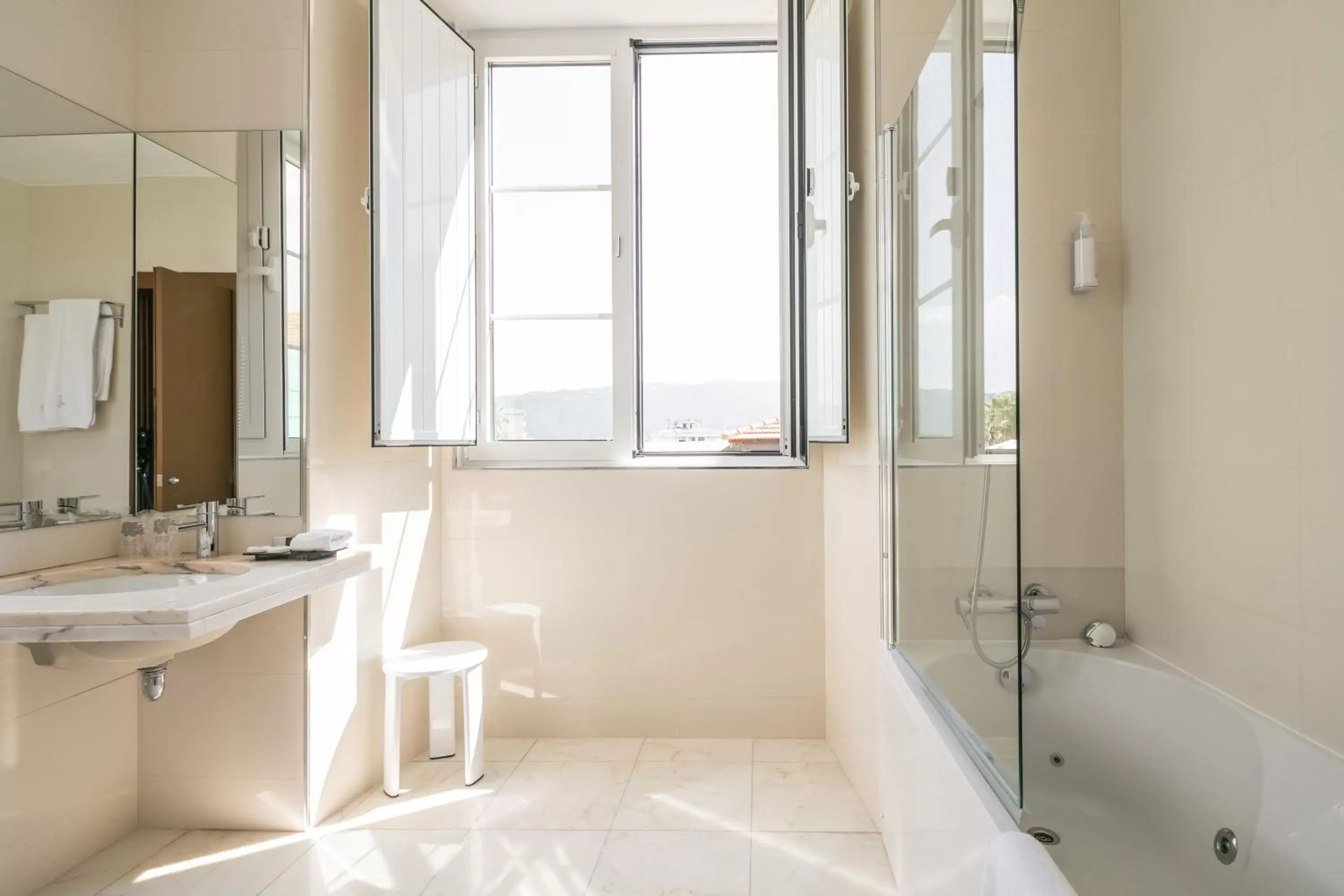 Hot Tub, Bathroom in Forte de São Francisco Hotel Chaves