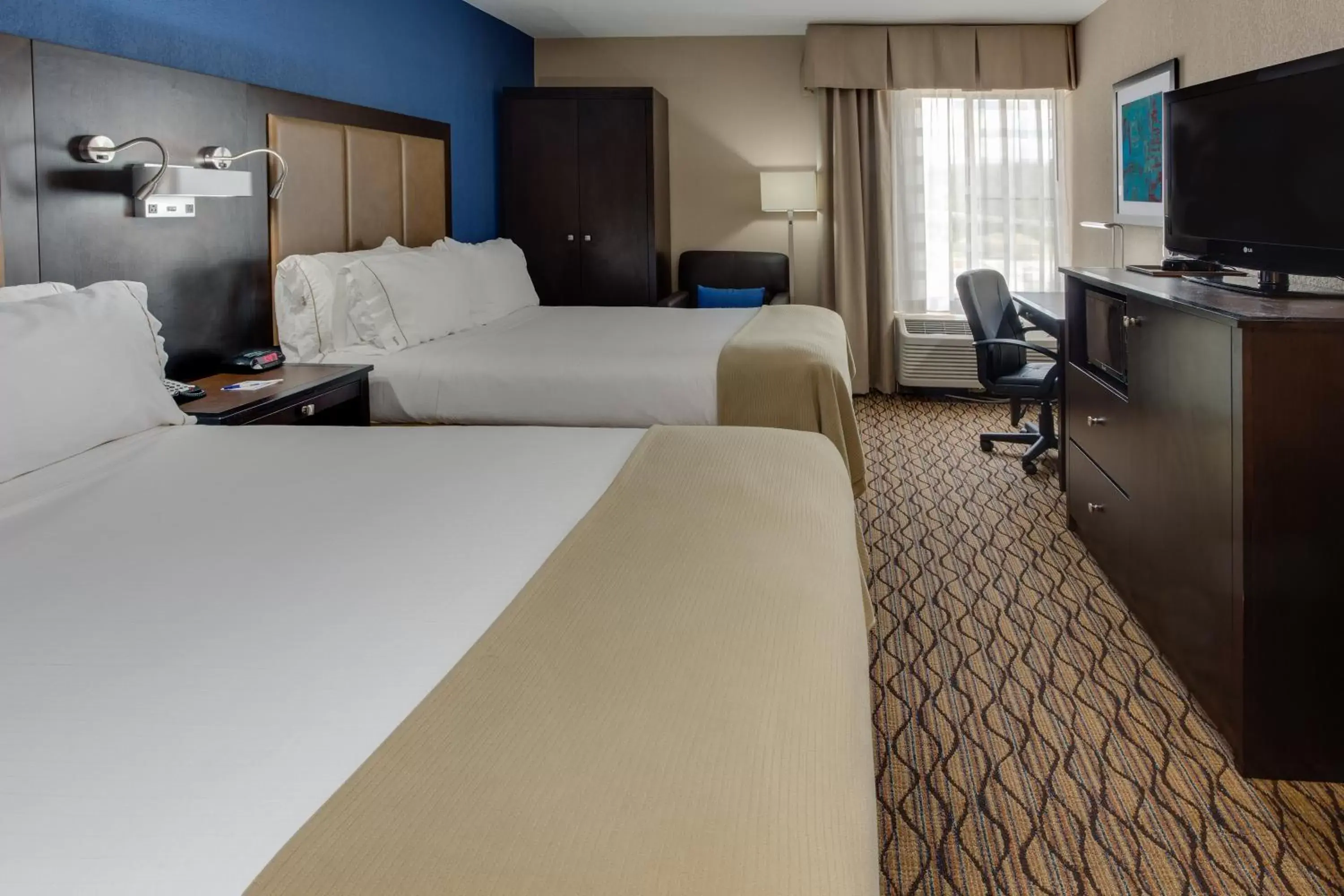 Bedroom, Bed in Holiday Inn Express Hunt Valley, an IHG Hotel