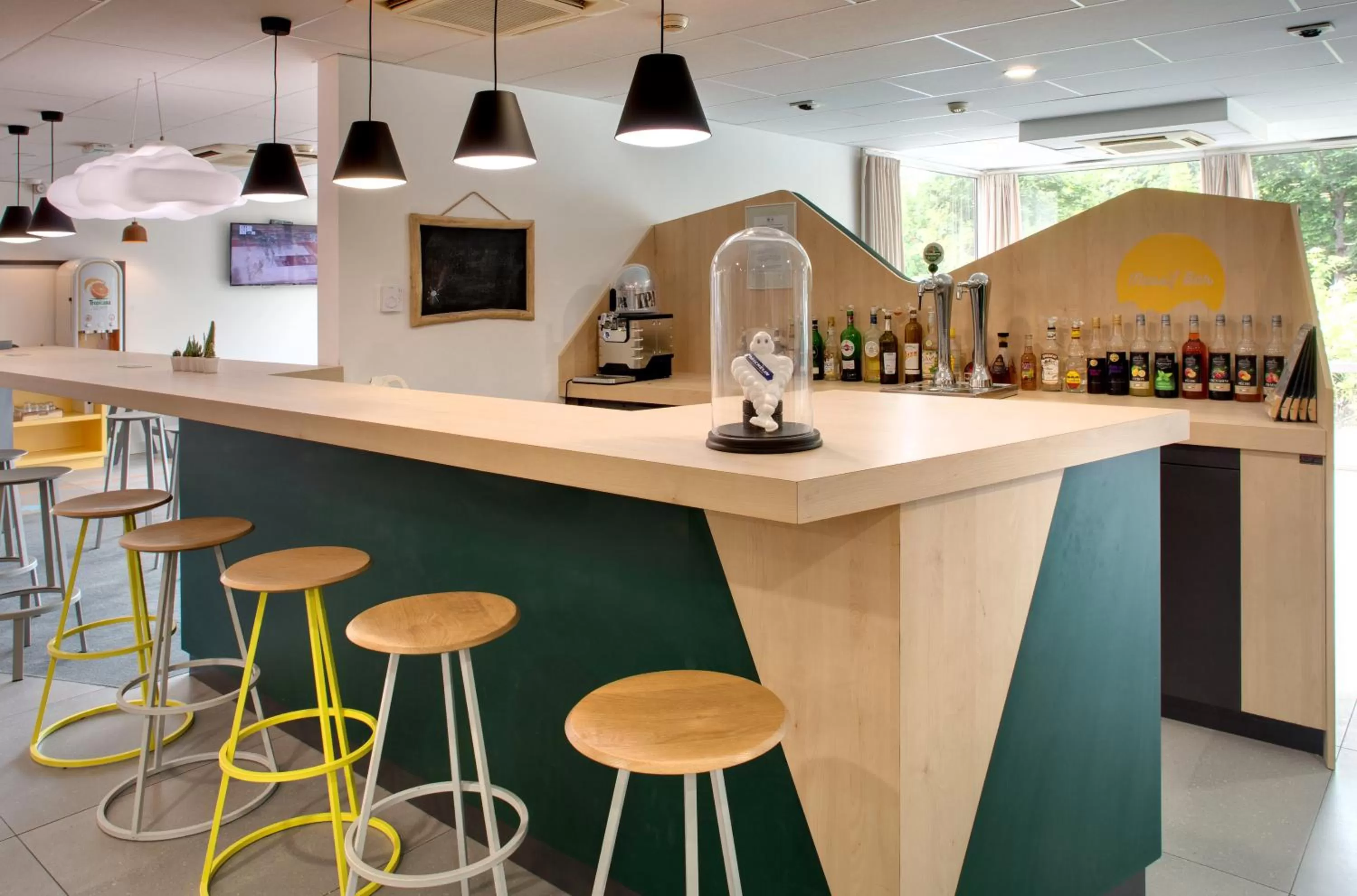 Lounge or bar in Kyriad Clermont-Ferrand-Sud - La Pardieu