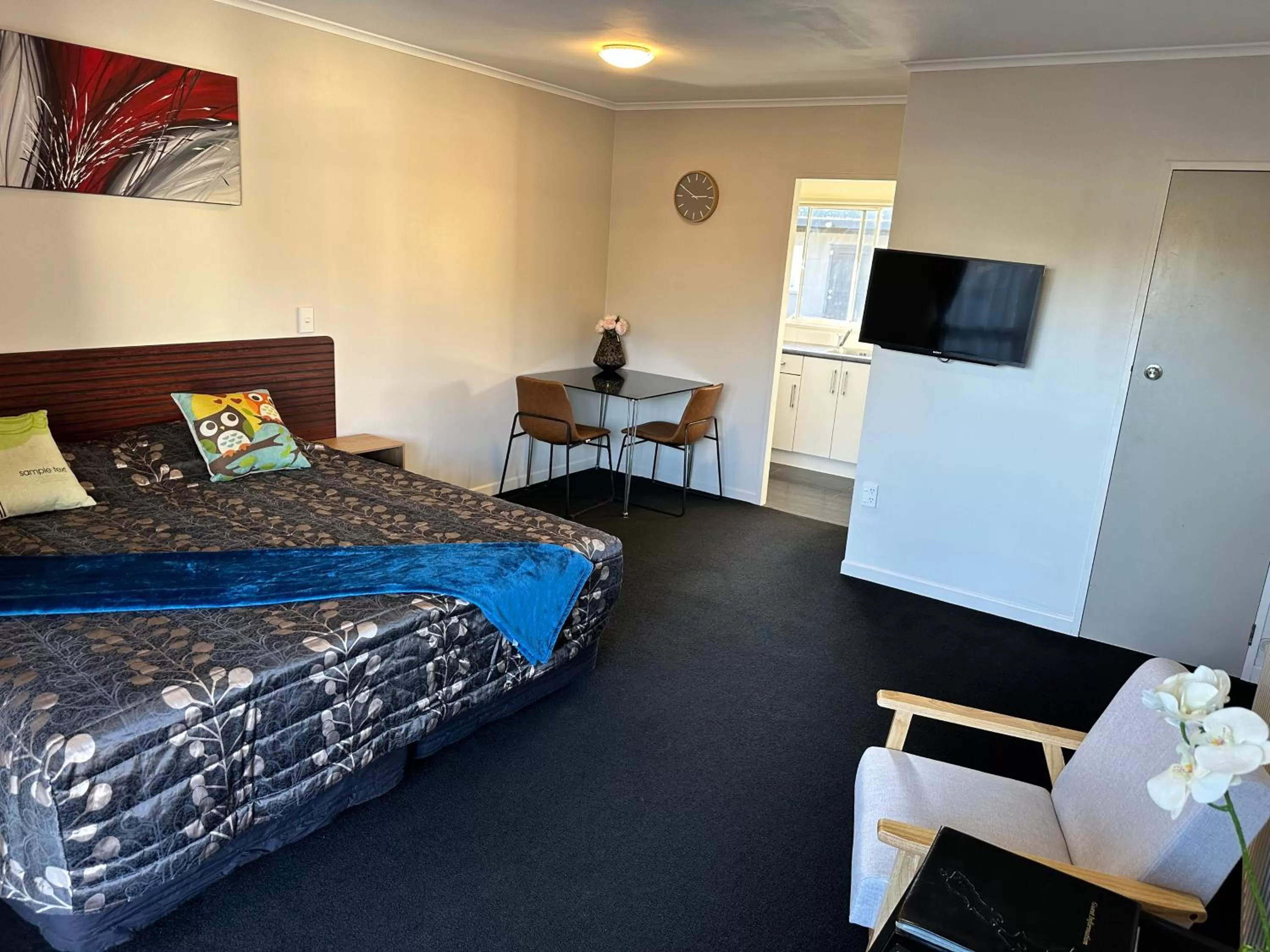 Photo of the whole room, Bed in Red Rock Thermal Motel - Mineral Pool